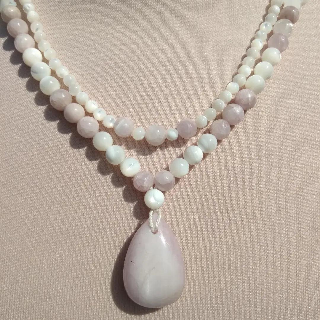 Double collier "Apaisement" en kunzite et nacre