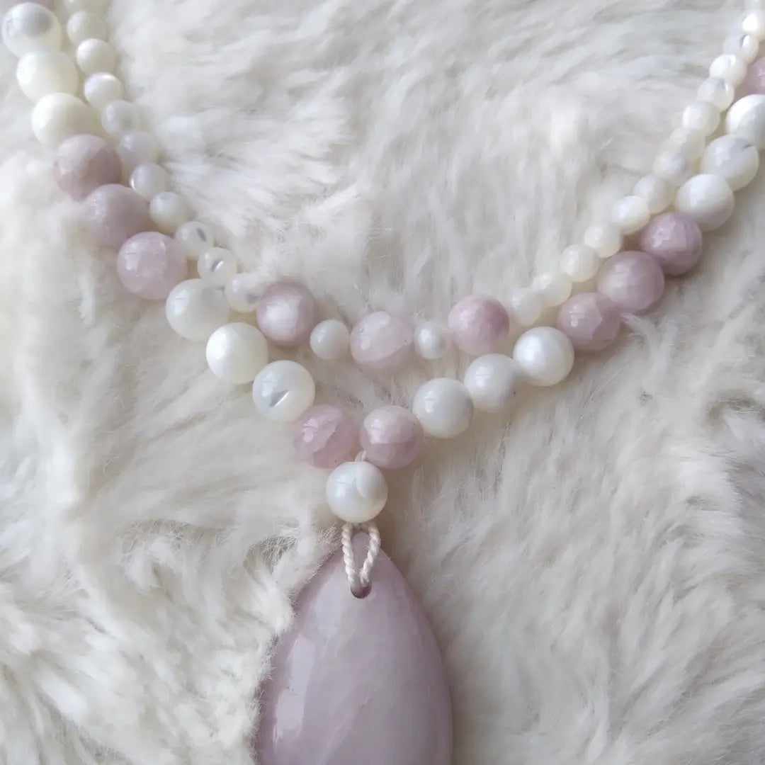 Double collier "Apaisement" en kunzite et nacre