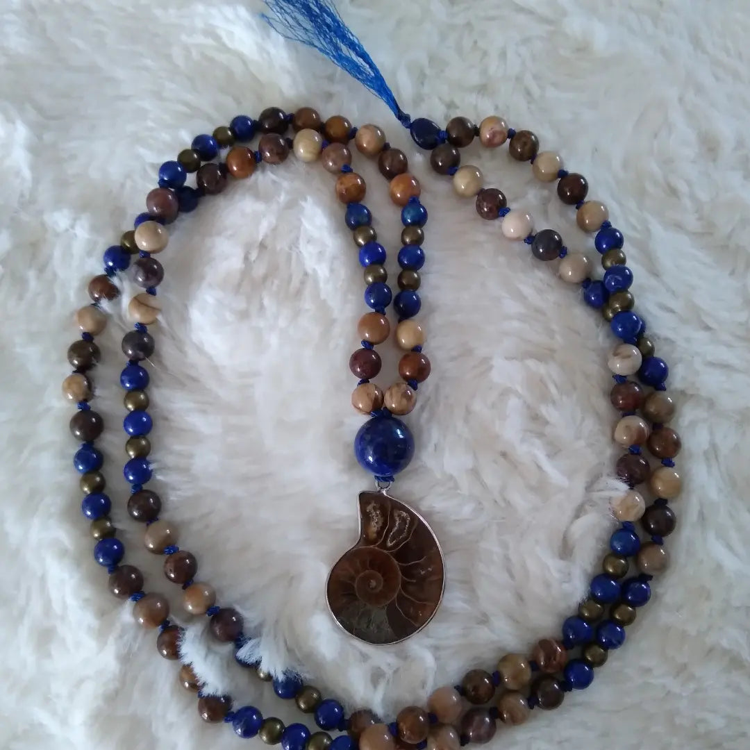 Mala en lapis-lazuli, piétersite, bois fossilisé et ammonite "Canalisation"