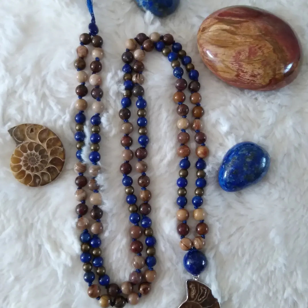 Mala en lapis-lazuli, piétersite, bois fossilisé et ammonite "Canalisation"