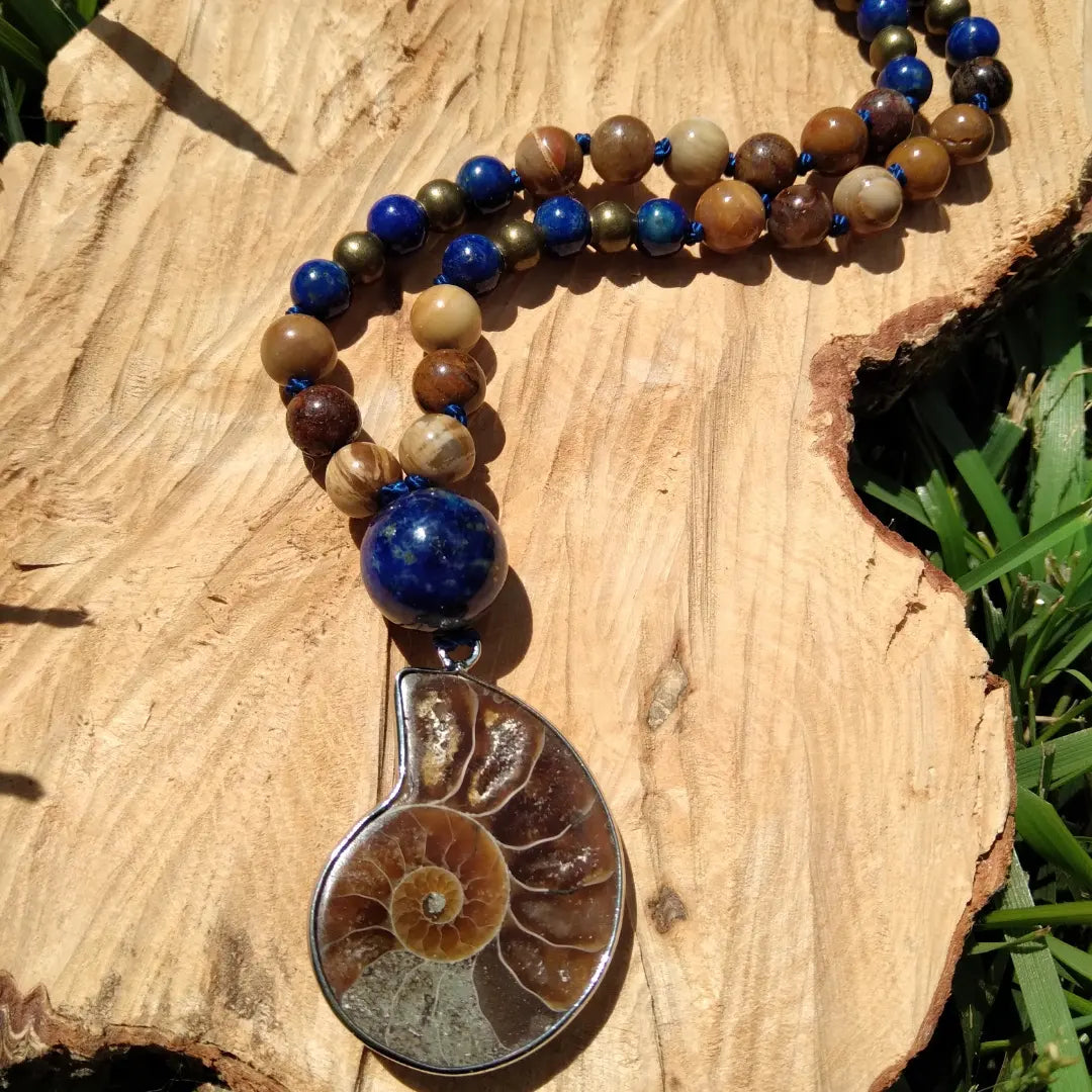 Mala en lapis-lazuli, piétersite, bois fossilisé et ammonite "Canalisation"