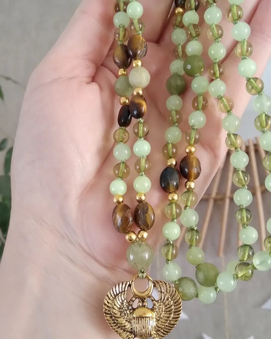 Mala scarabée "Paix intérieure" en jade, ambre vert, calcite verte, grenat vert et œil de tigre