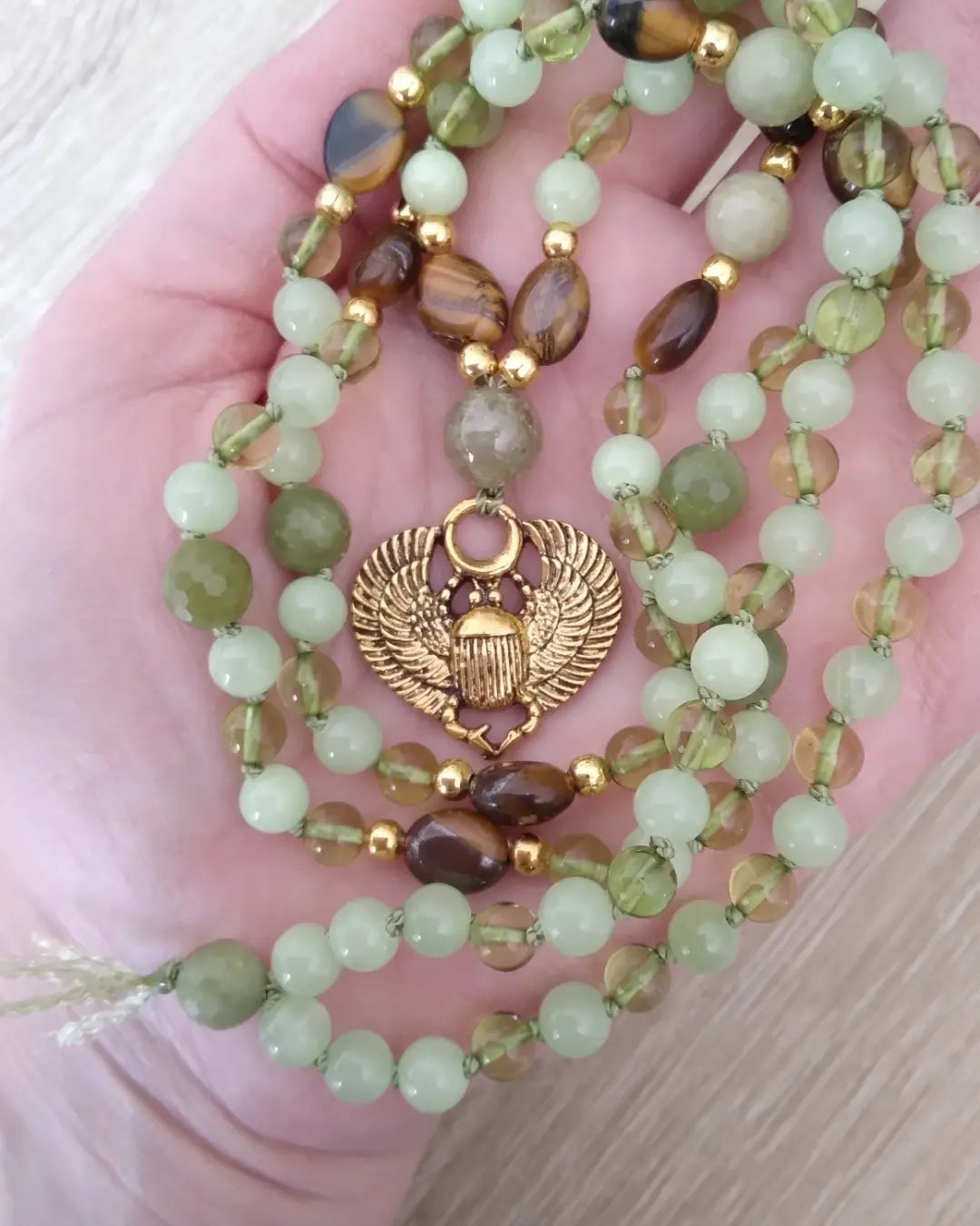 Mala scarabée "Paix intérieure" en jade, ambre vert, calcite verte, grenat vert et œil de tigre