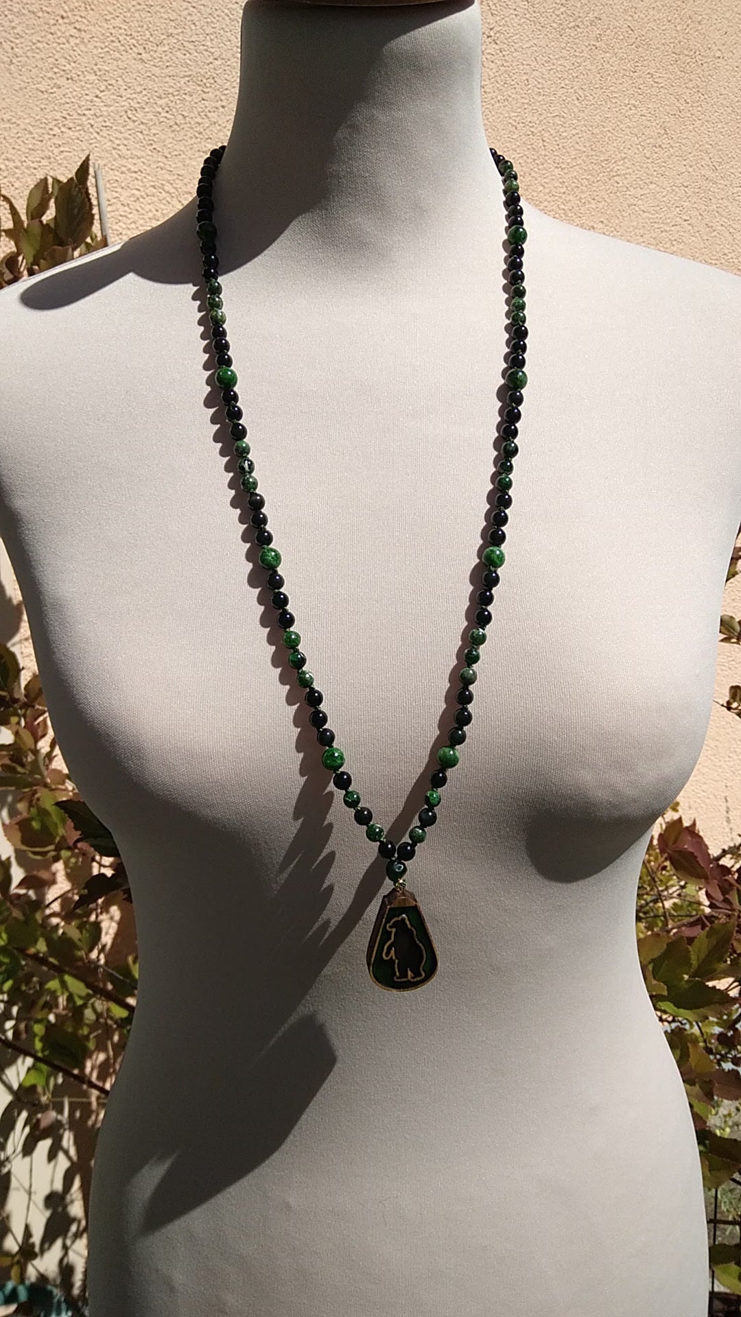 Mala animal totem ours en diopside vert et obsidienne noire