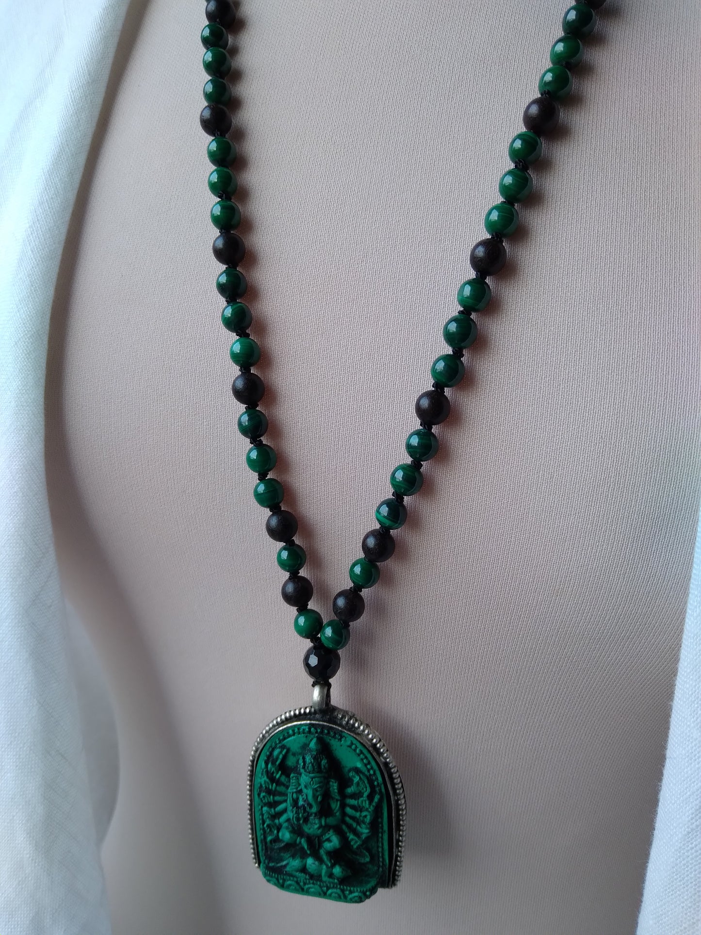 Mala Ganesh en malachite, bois d'ébène et spinelle noire