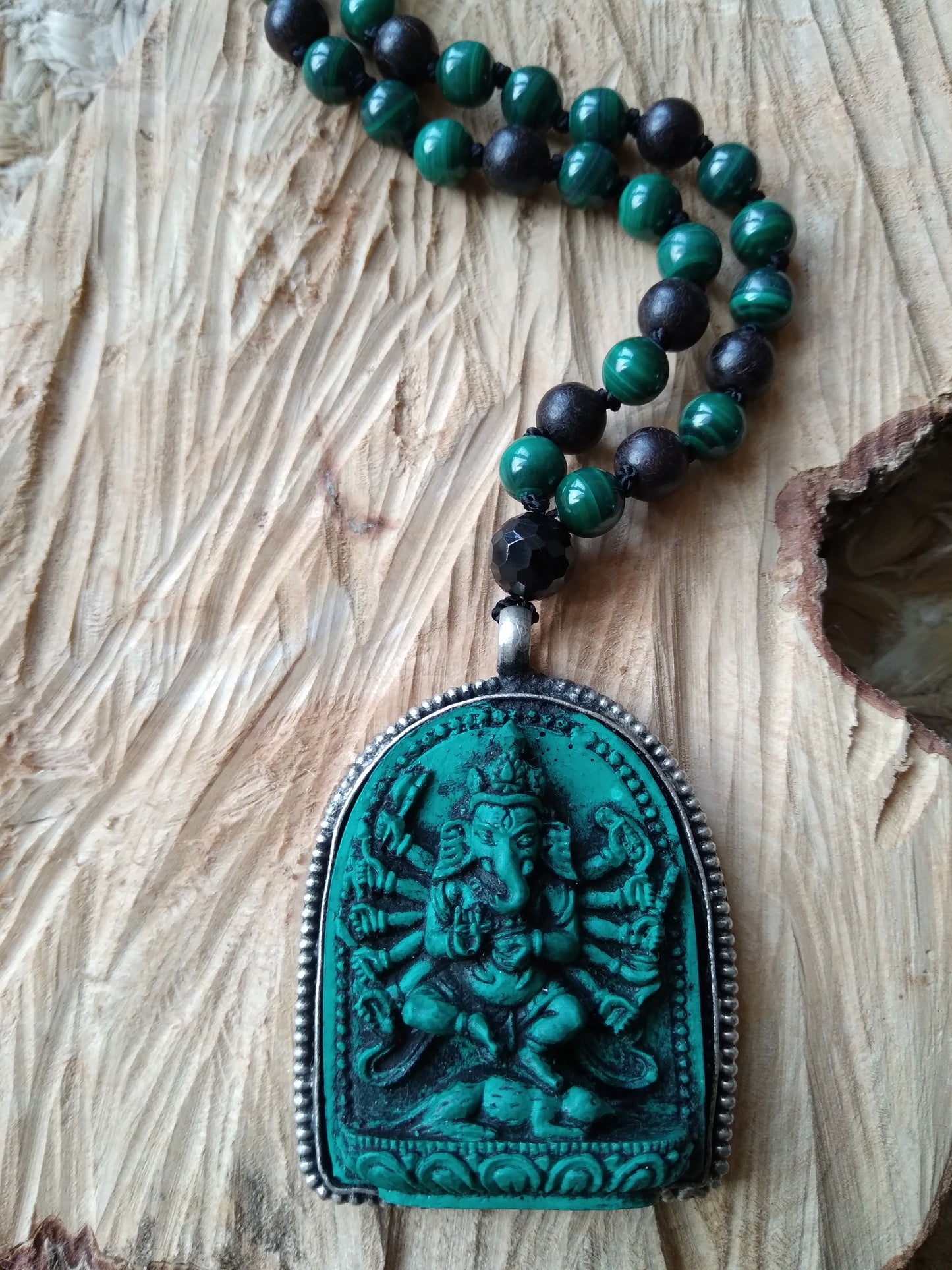 Mala Ganesh en malachite, bois d'ébène et spinelle noire