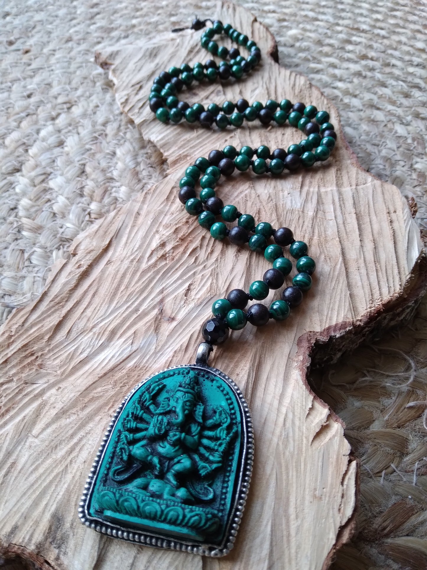 Mala Ganesh en malachite, bois d'ébène et spinelle noire