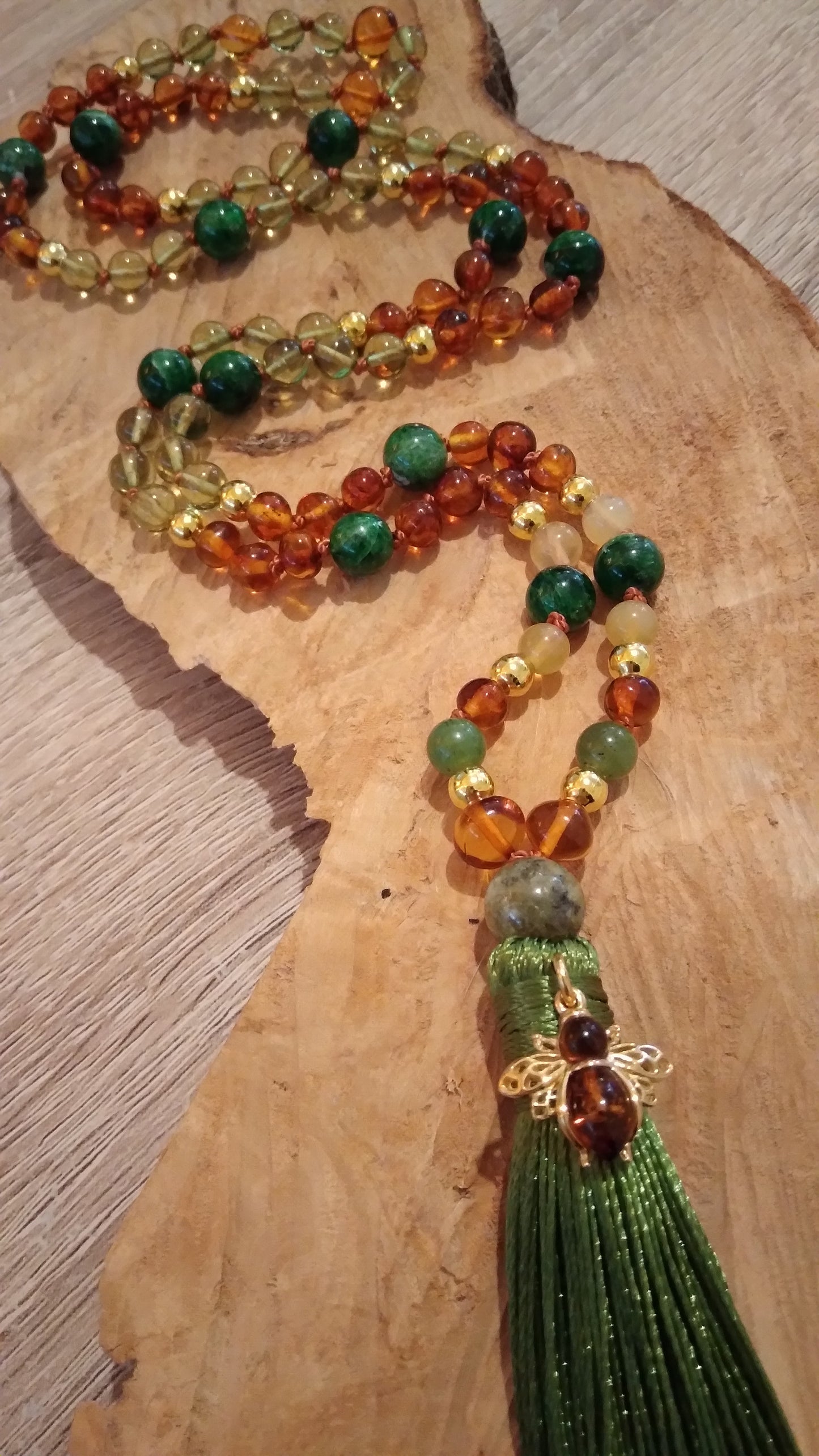 Mala Abeille en ambre, opale jaune, diopside vert et grenat vert