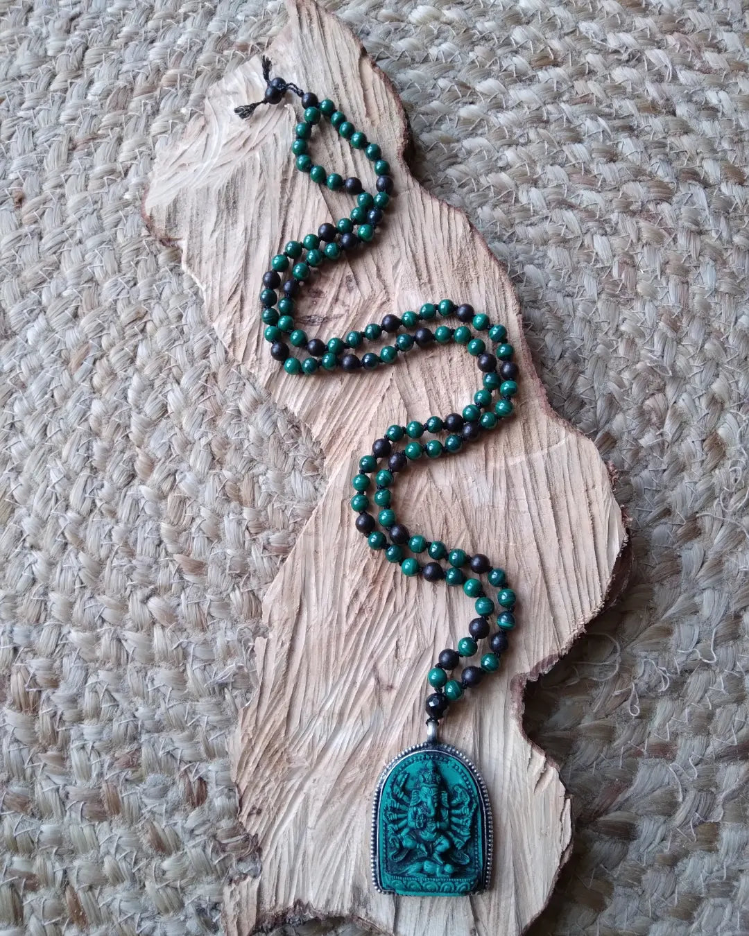 Mala Ganesh en malachite, bois d'ébène et spinelle noire