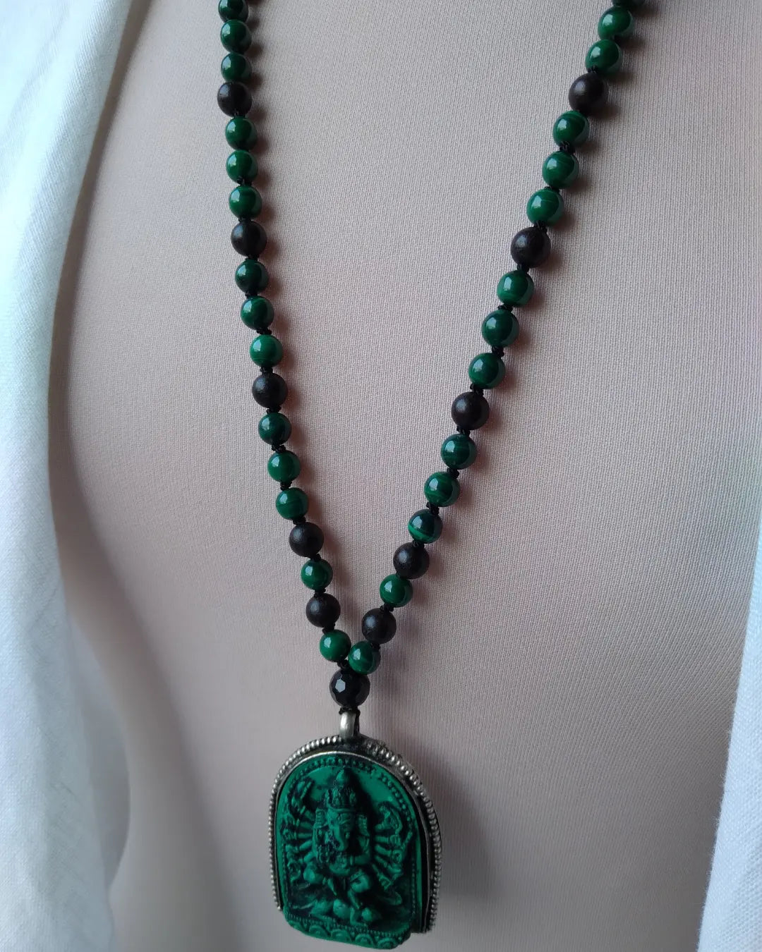 Mala Ganesh en malachite, bois d'ébène et spinelle noire