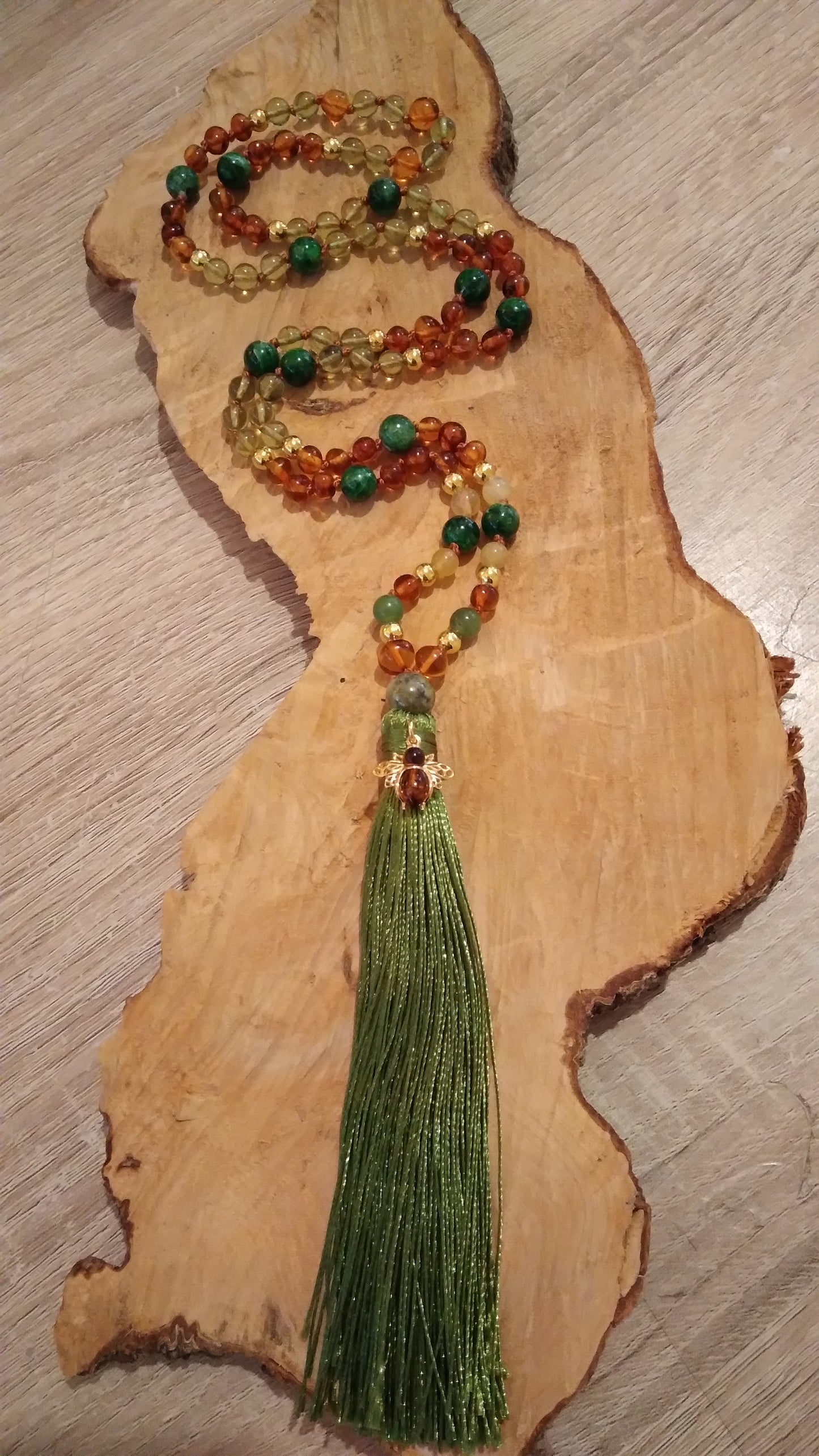 Mala Abeille en ambre, opale jaune, diopside vert et grenat vert