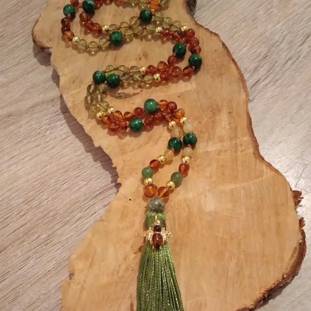 Mala Abeille en ambre, opale jaune, diopside vert et grenat vert