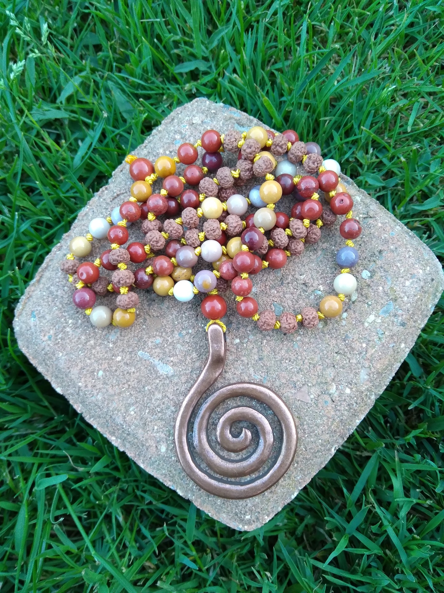 Mala en jaspe rouge, mokaite et graines de rudraksha "Origines"