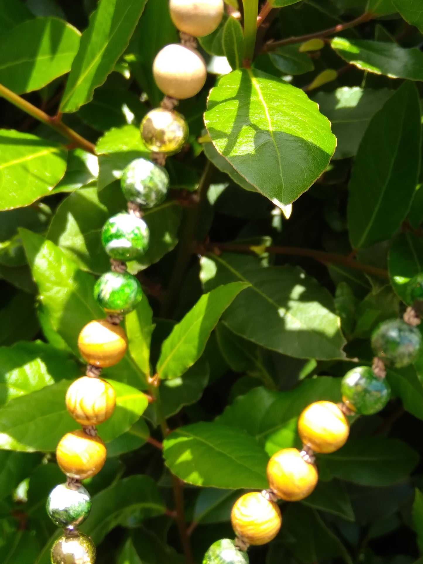 Mala en diopside vert, œil de tigre camel et bois de santal "Humanitis"