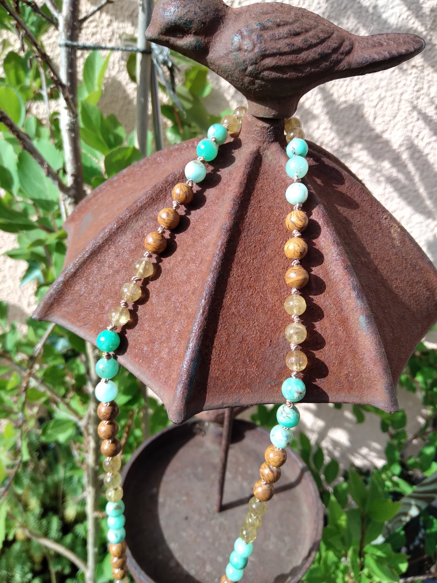 Mala en chrysoprase, apatite jaune et jaspe peau d'éléphant "Évasion"