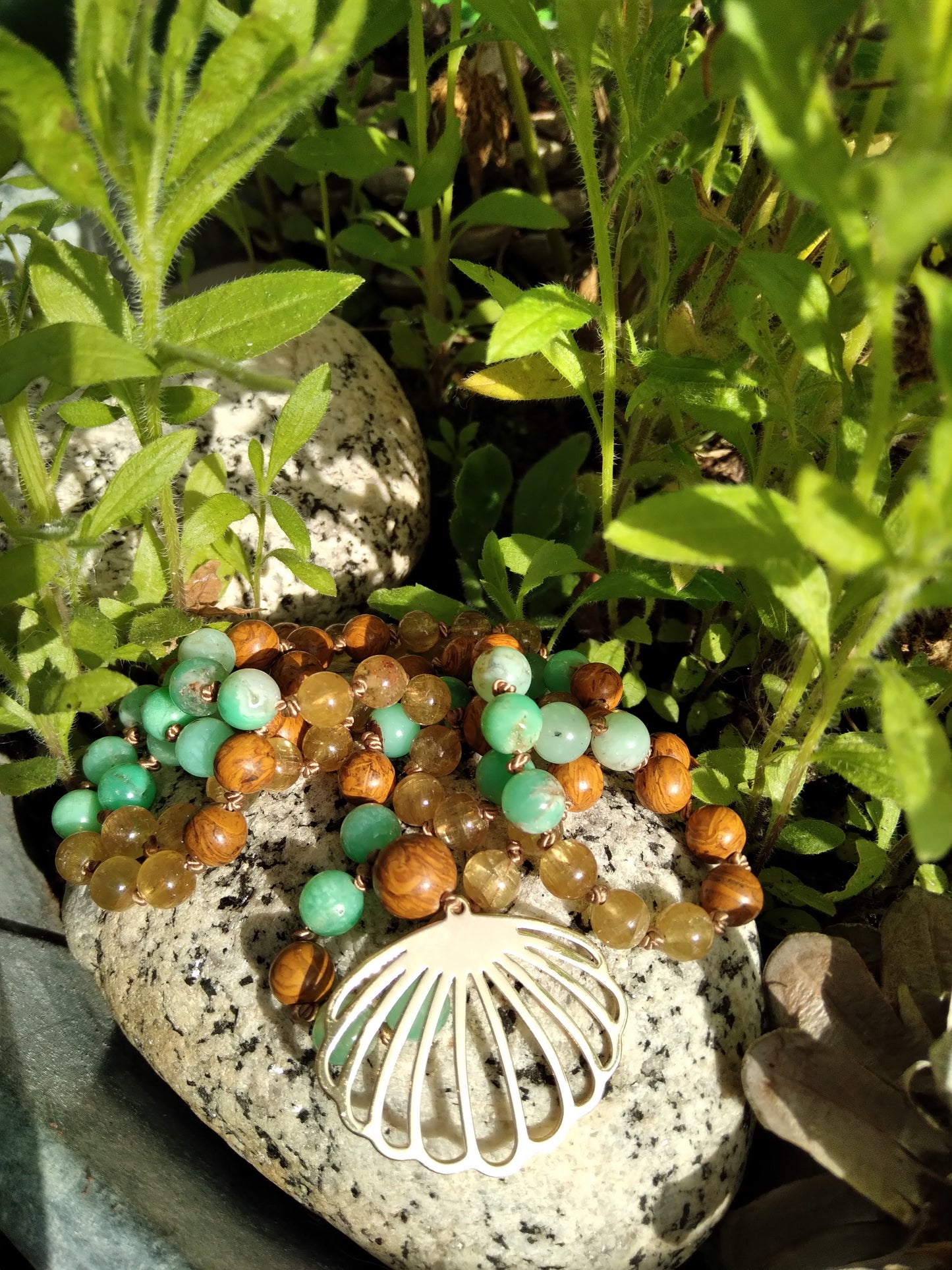 Mala en chrysoprase, apatite jaune et jaspe peau d'éléphant "Évasion"