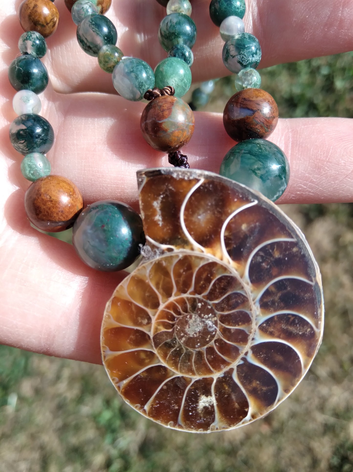 Collier mala en agate mousse, jade et ammonite "Mystère"