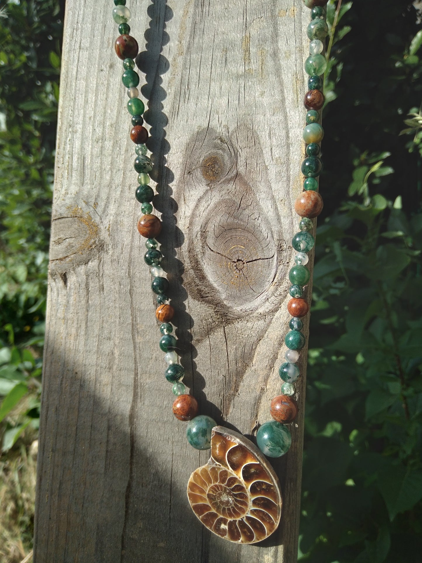 Collier mala en agate mousse, jade et ammonite "Mystère"