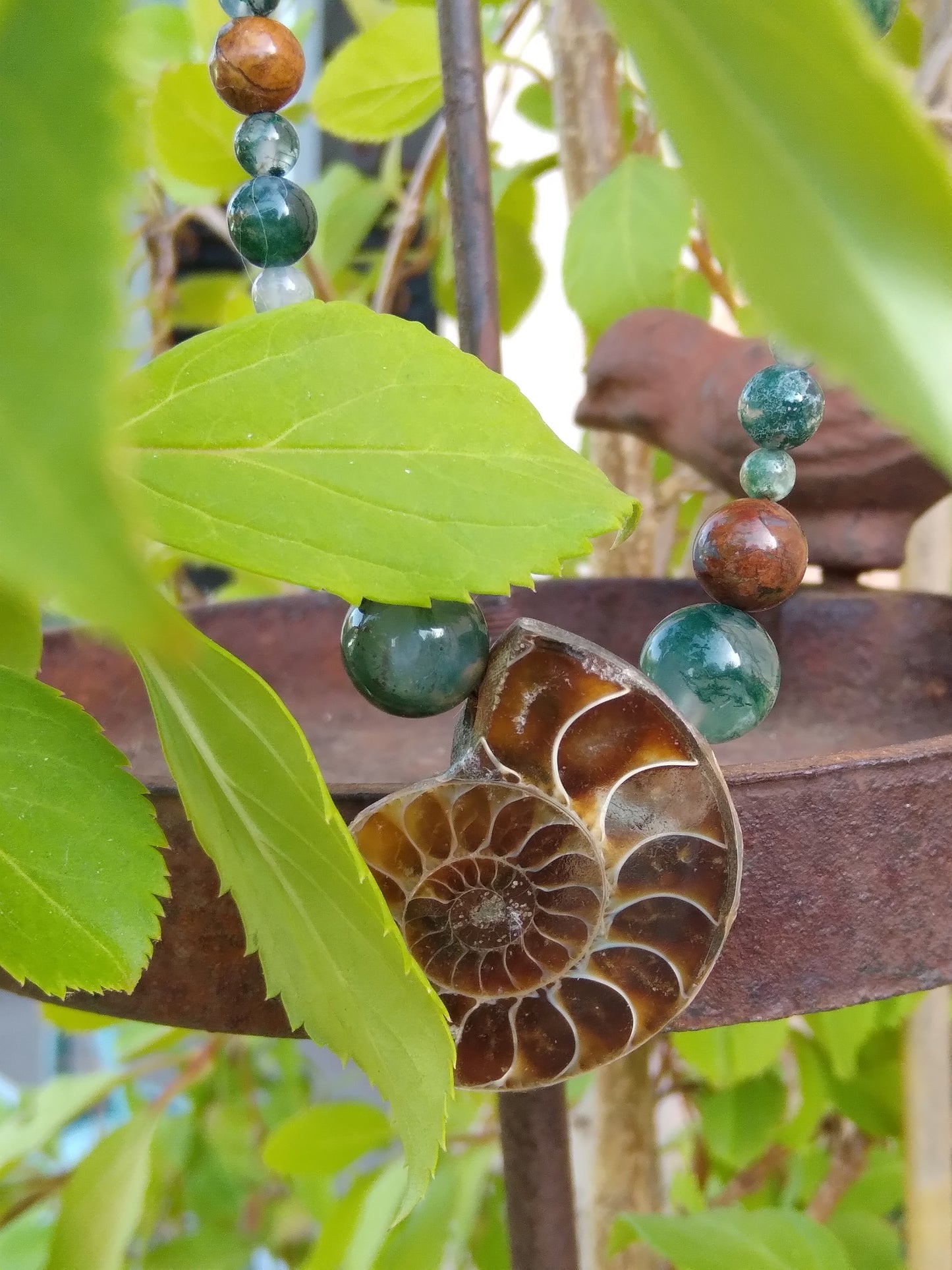 Collier mala en agate mousse, jade et ammonite "Mystère"