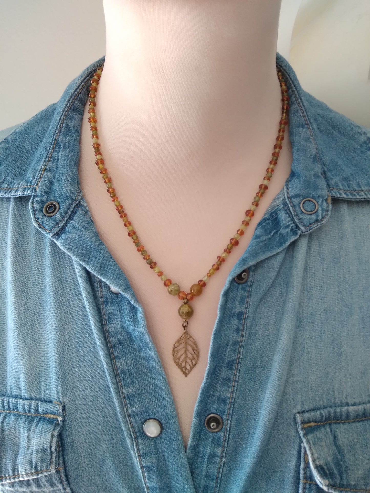 Collier en grenat hessonite et grenat vert "Bruissement"