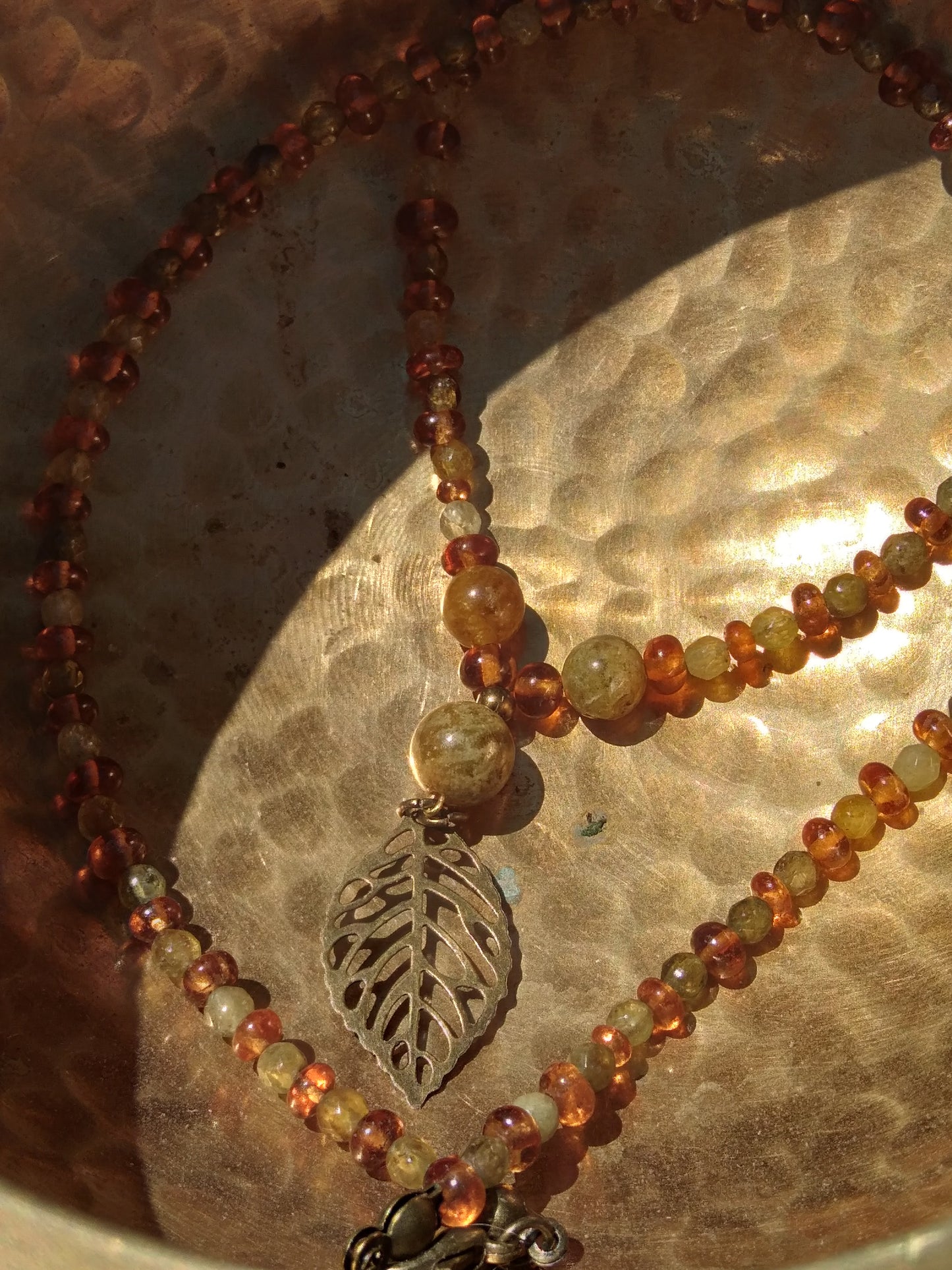 Collier en grenat hessonite et grenat vert "Bruissement"