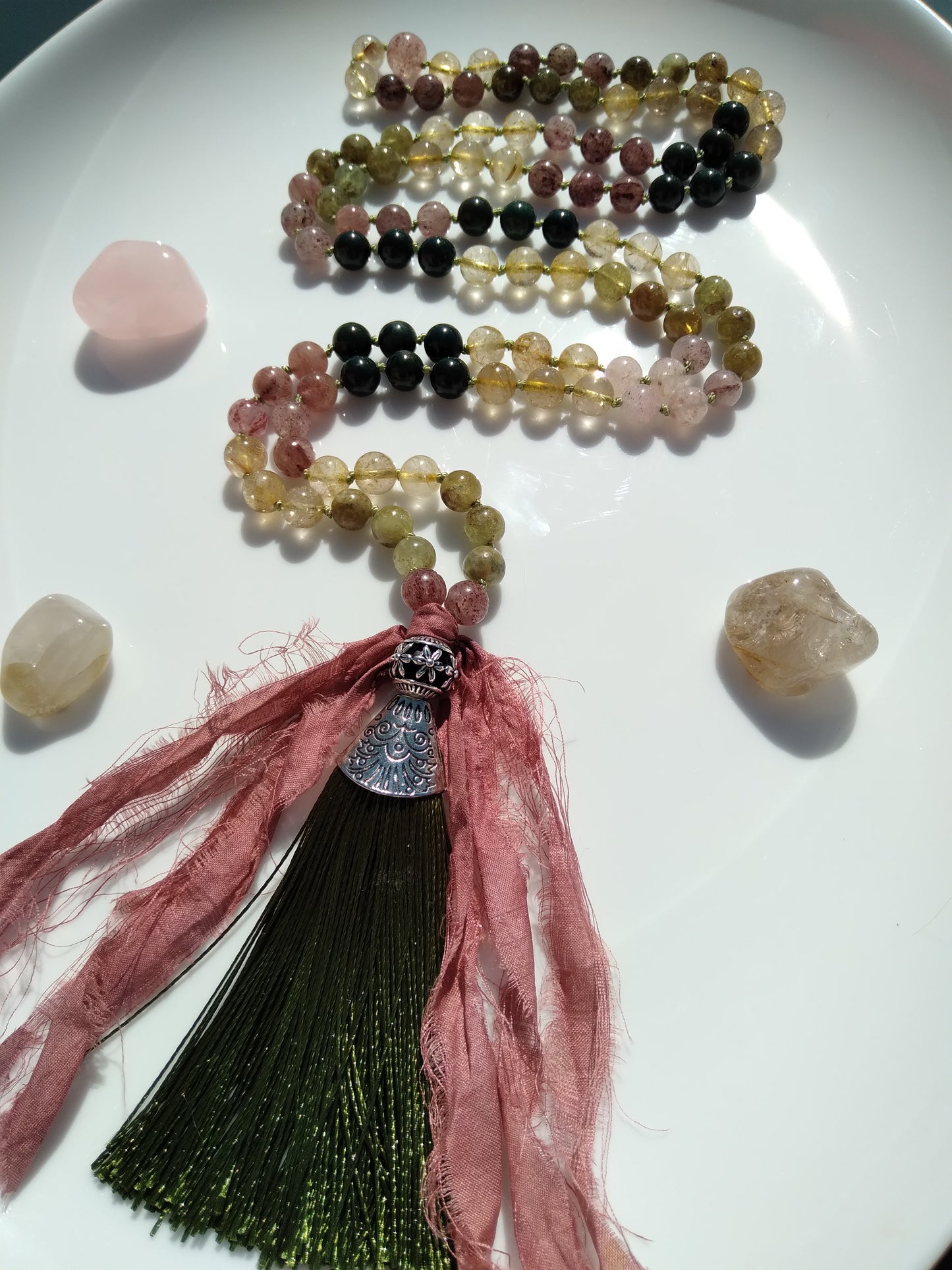 Mala en quartz fraise, grenat vert, quartz rutile et héliotrope "Résilience heureuse"