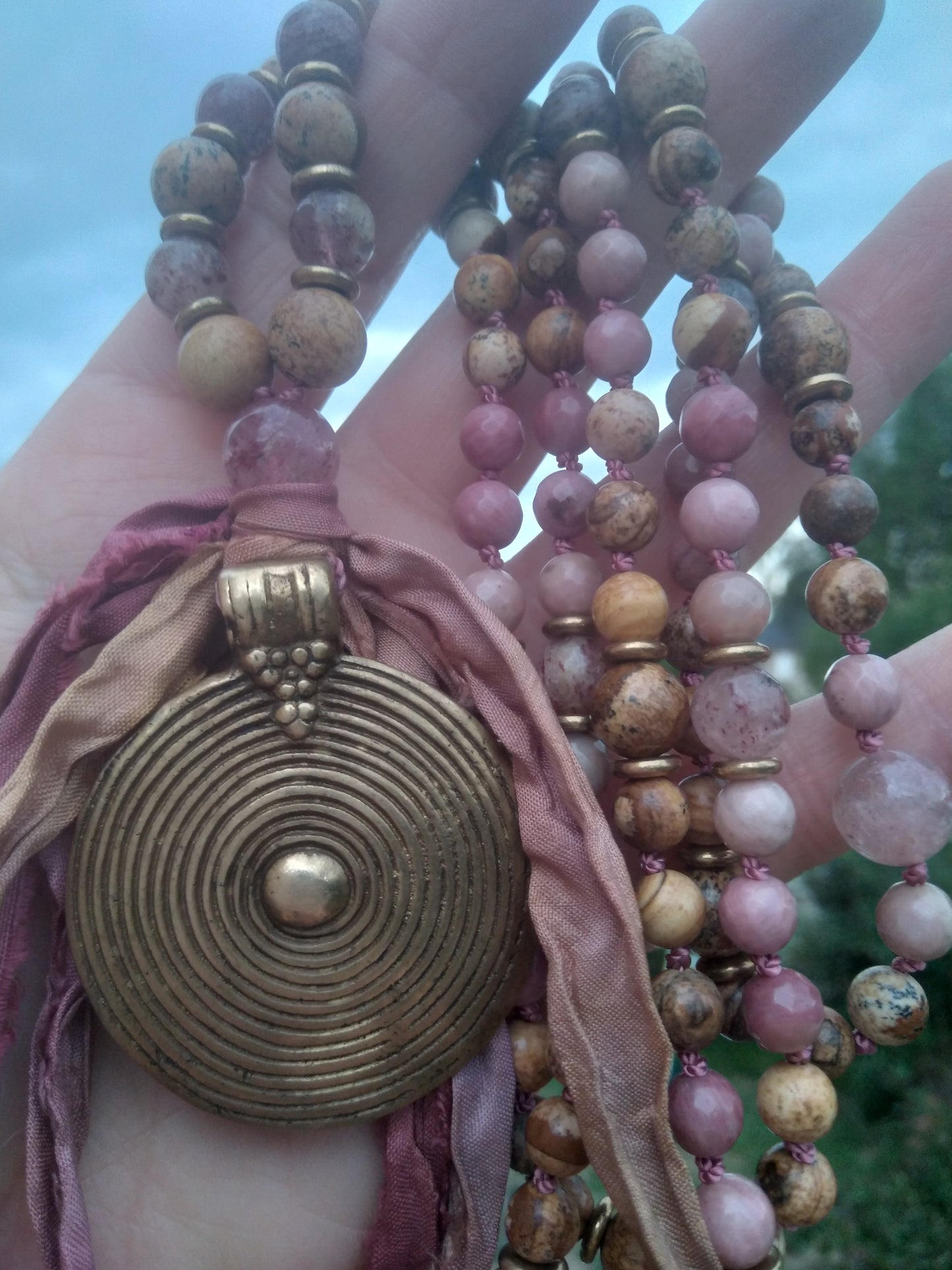 Mala en quartz fraise, rhodonite et jaspe paysage "Guérison"