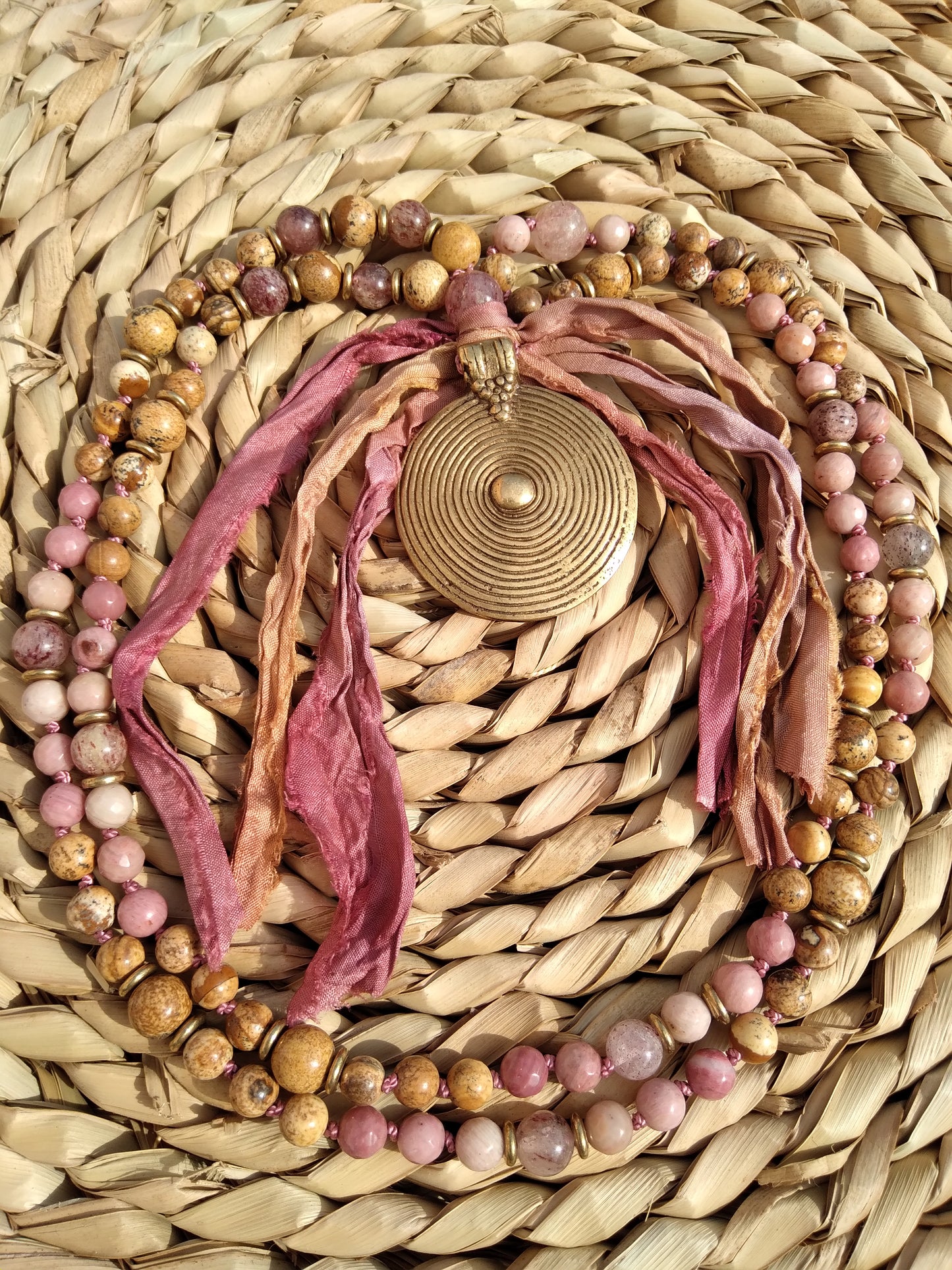 Mala en quartz fraise, rhodonite et jaspe paysage "Guérison"