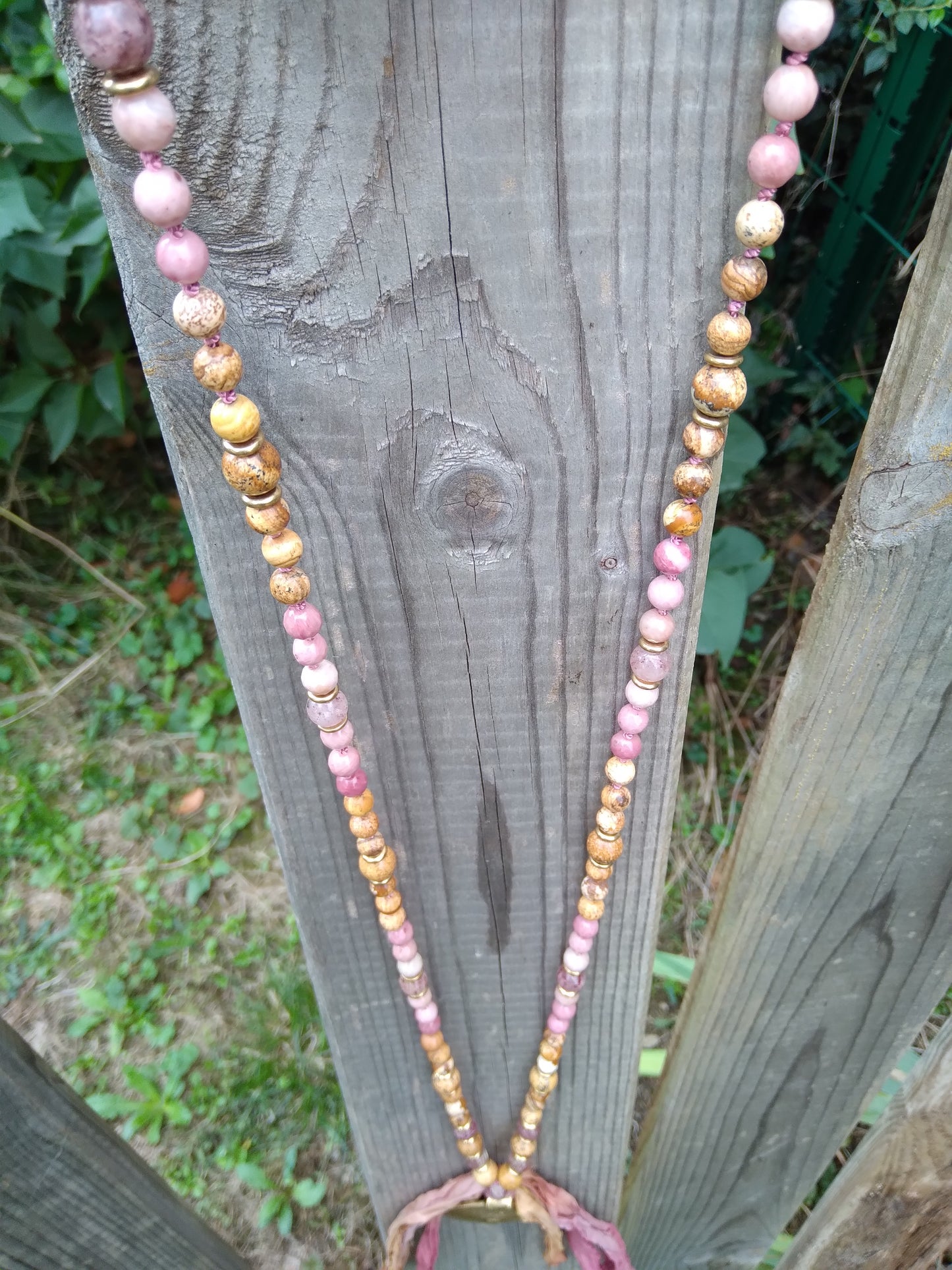 Mala en quartz fraise, rhodonite et jaspe paysage "Guérison"