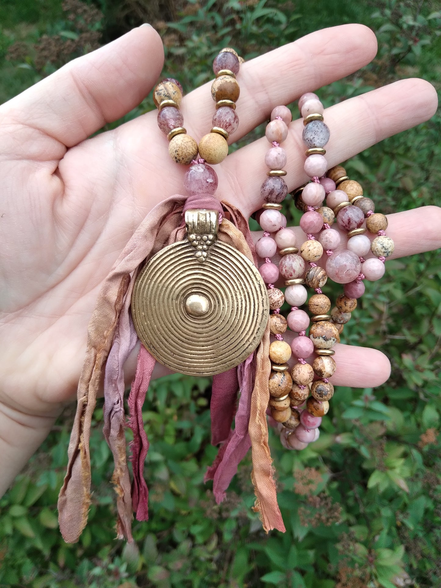 Mala en quartz fraise, rhodonite et jaspe paysage "Guérison"