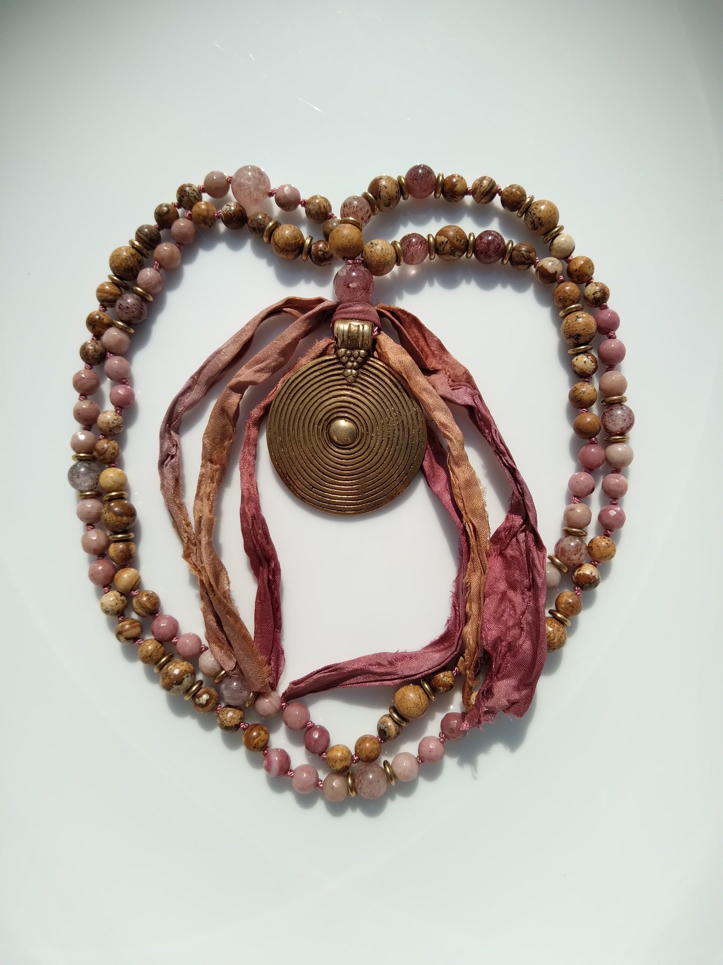 Mala en quartz fraise, rhodonite et jaspe paysage "Guérison"