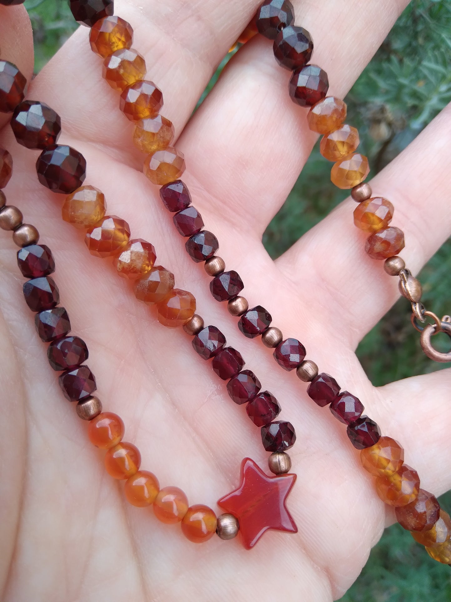 Collier court en grenat almandin, grenat hessonite et cornaline "Chaleur"