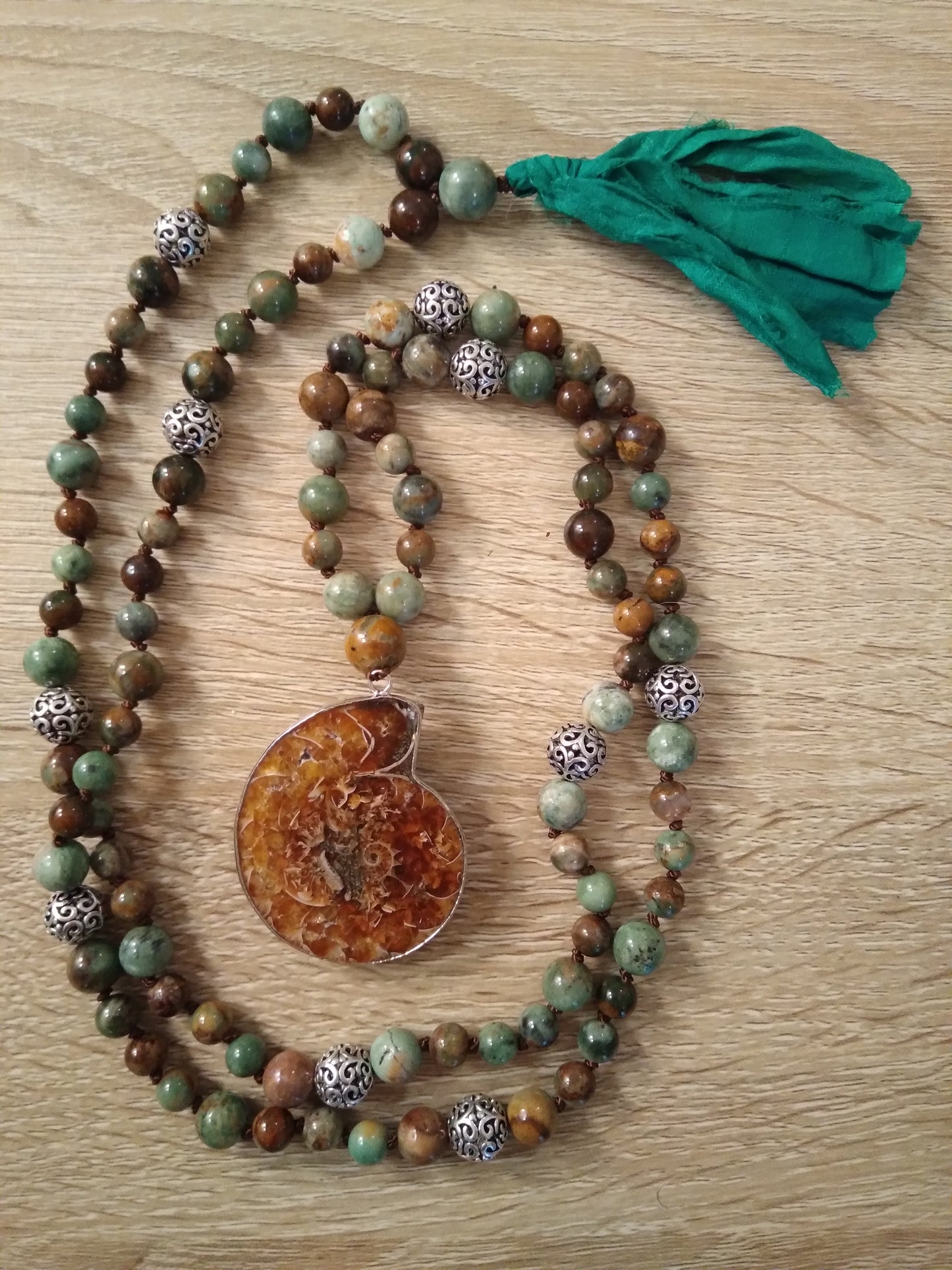 Mala en opale verte et ammonite "Lâcher prise"