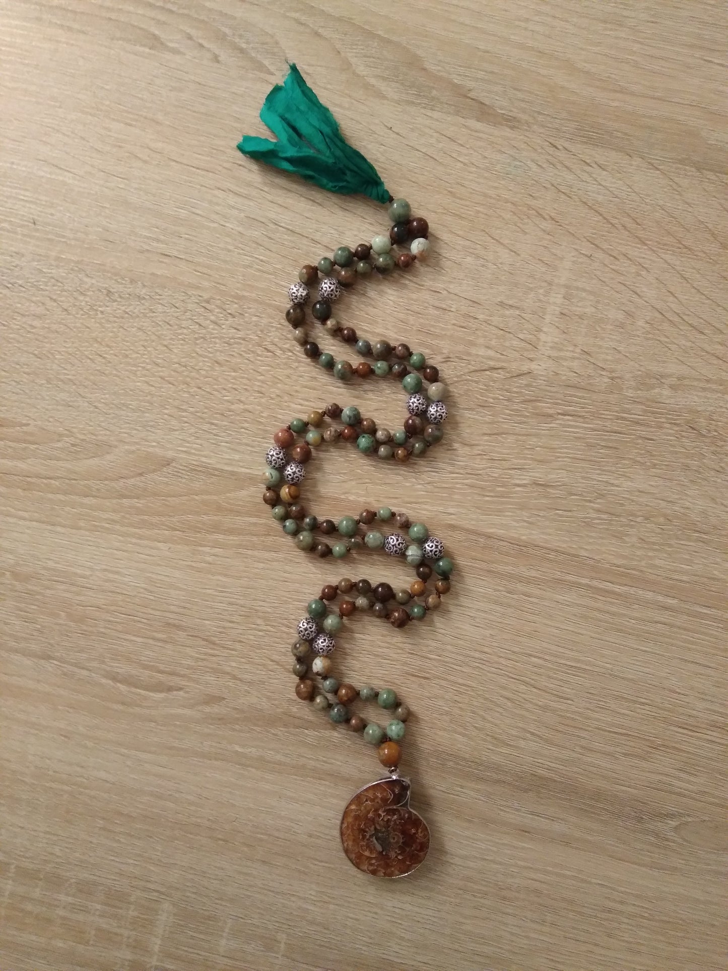 Mala en opale verte et ammonite "Lâcher prise"