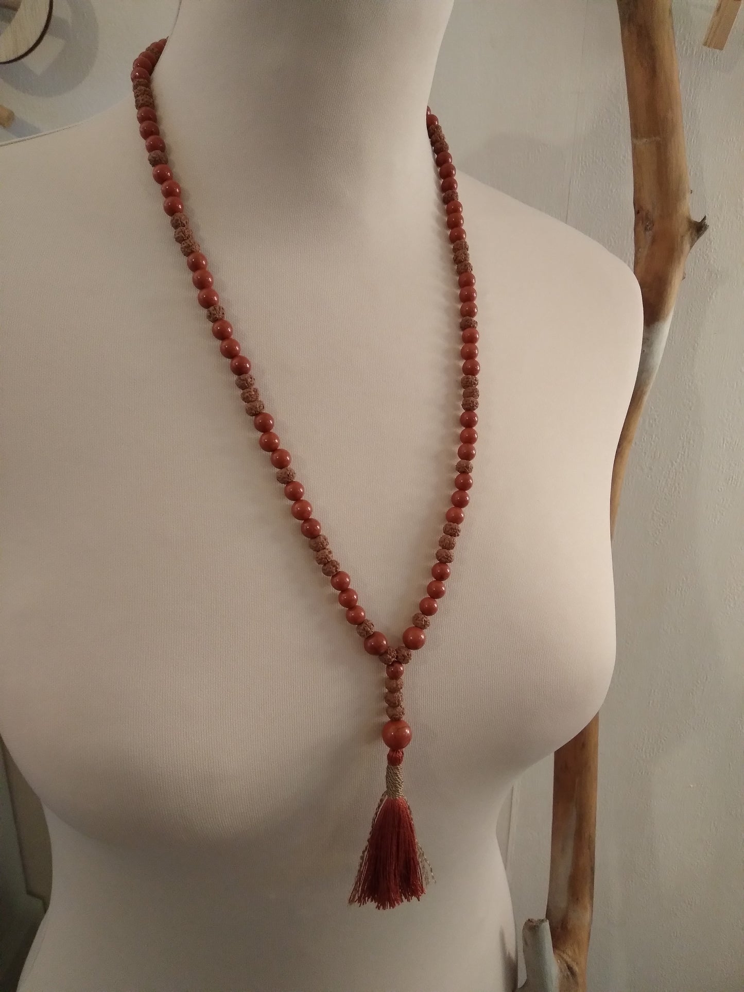 Mala en jaspe rouge et graines de rudraksha "Ancrage"