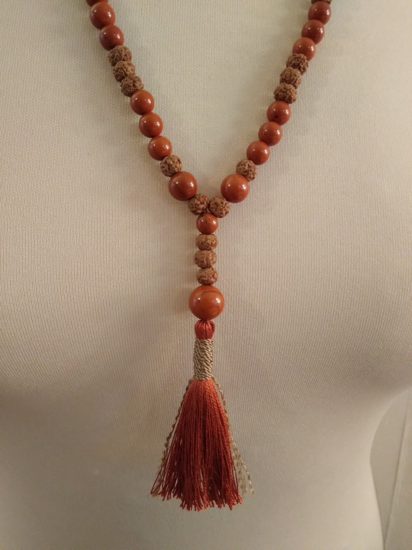 Mala en jaspe rouge et graines de rudraksha "Ancrage"