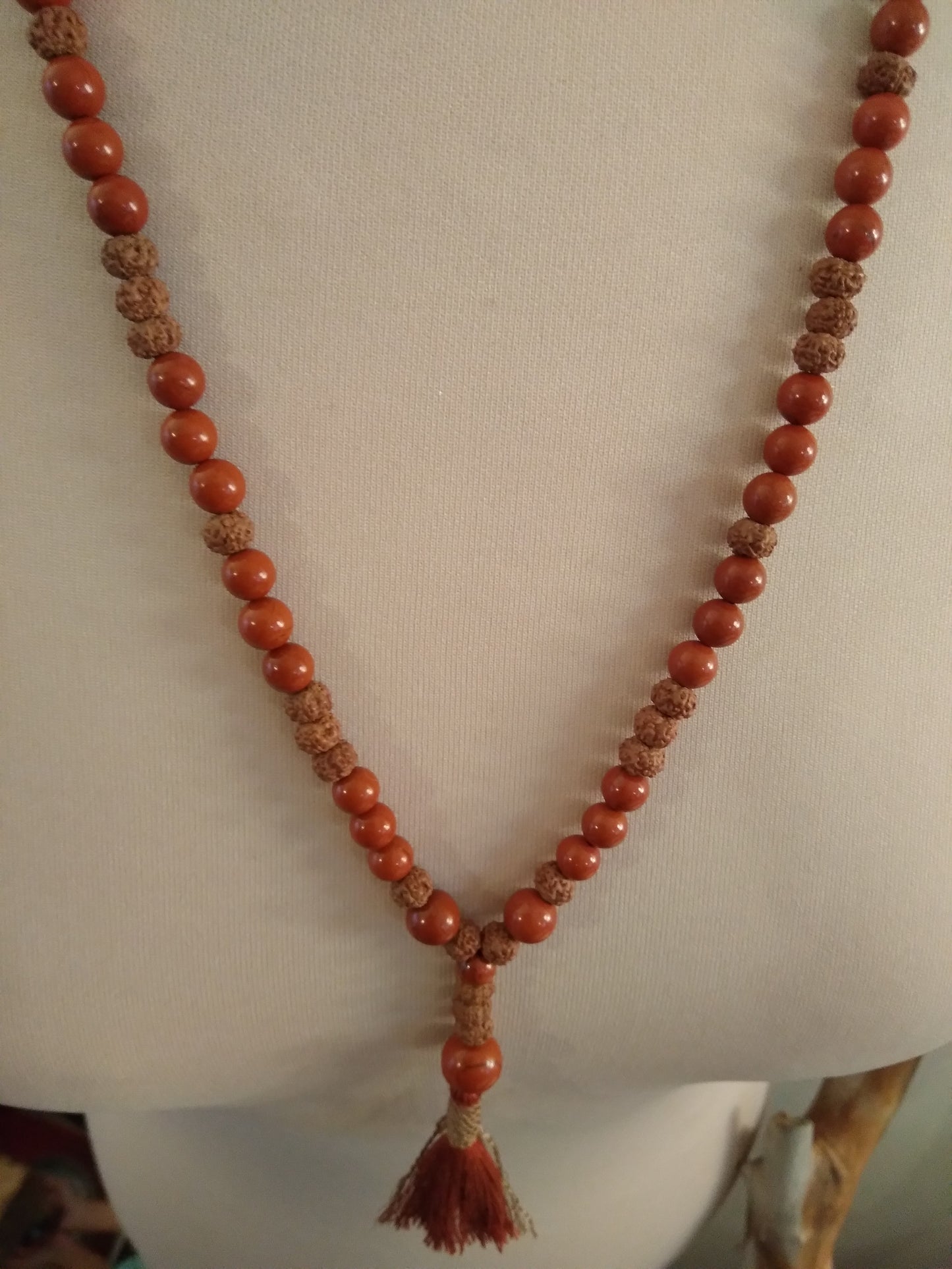 Mala en jaspe rouge et graines de rudraksha "Ancrage"