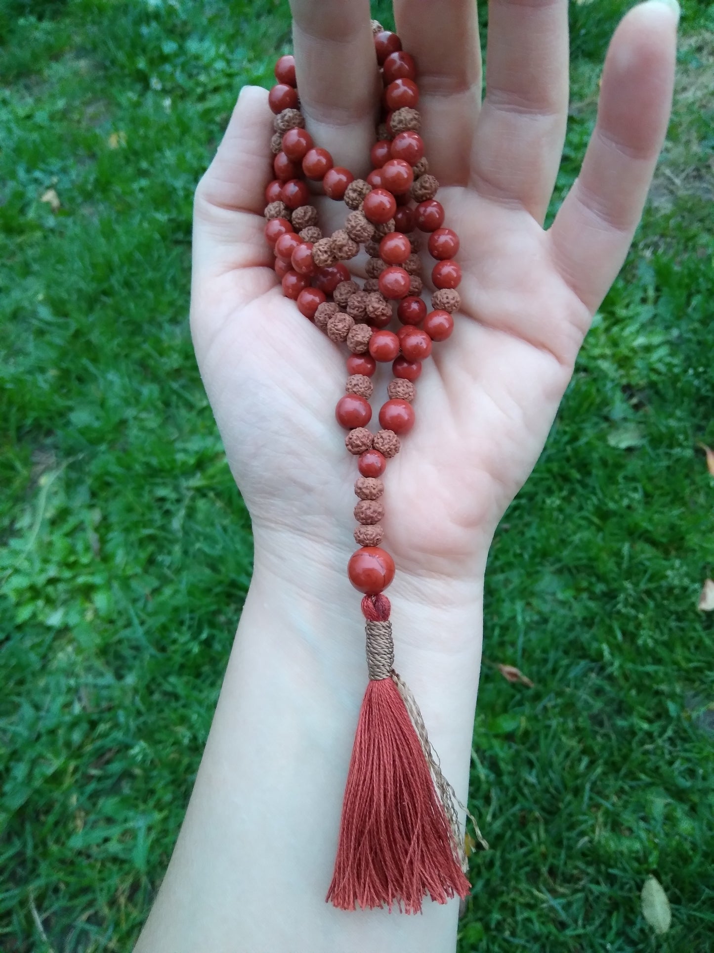 Mala en jaspe rouge et graines de rudraksha "Ancrage"