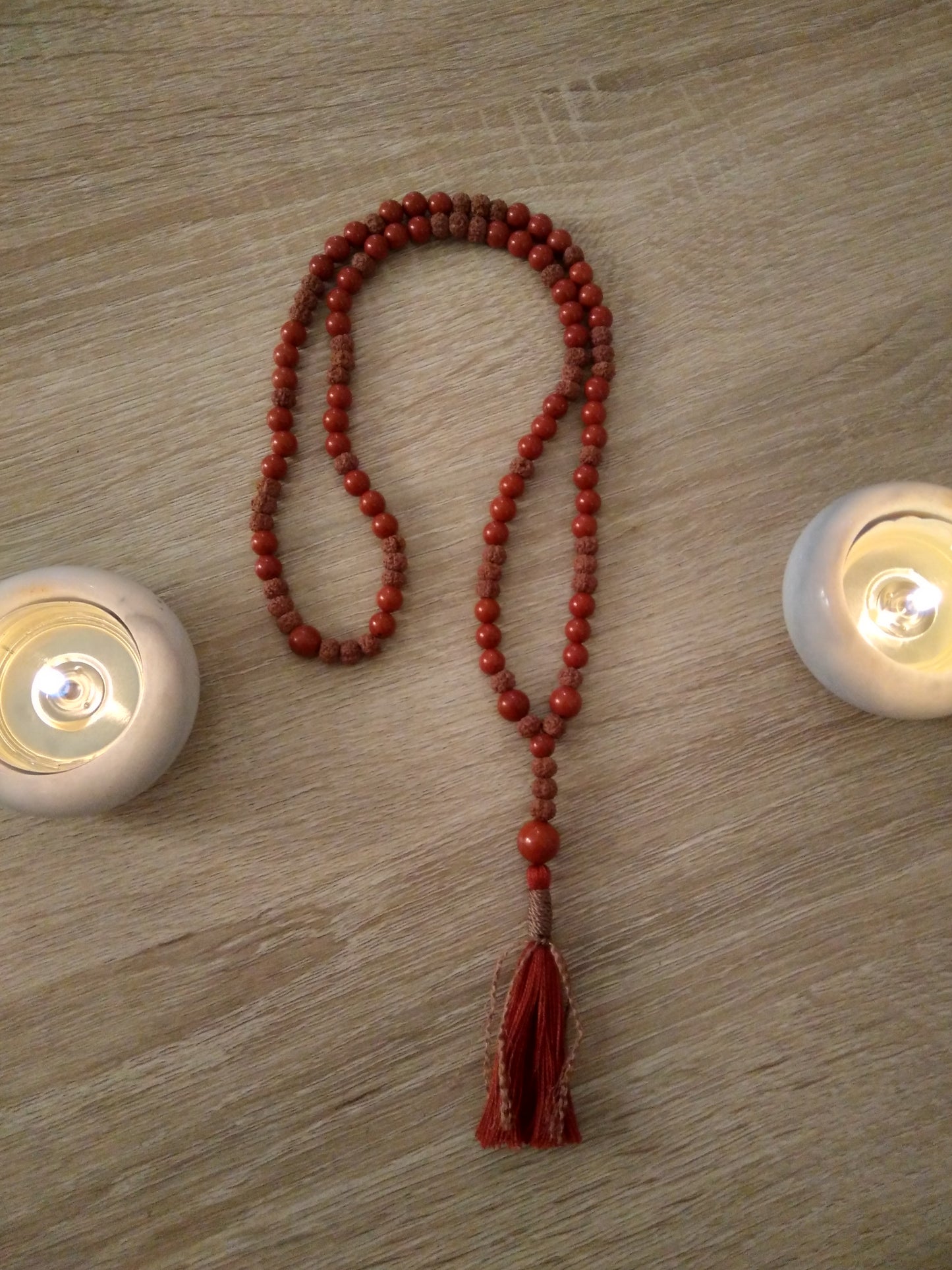 Mala en jaspe rouge et graines de rudraksha "Ancrage"