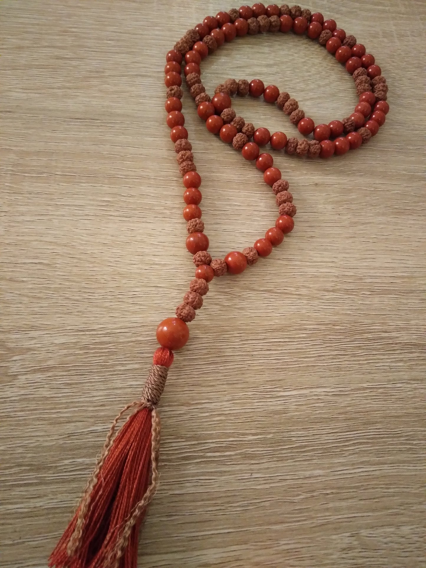 Mala en jaspe rouge et graines de rudraksha "Ancrage"