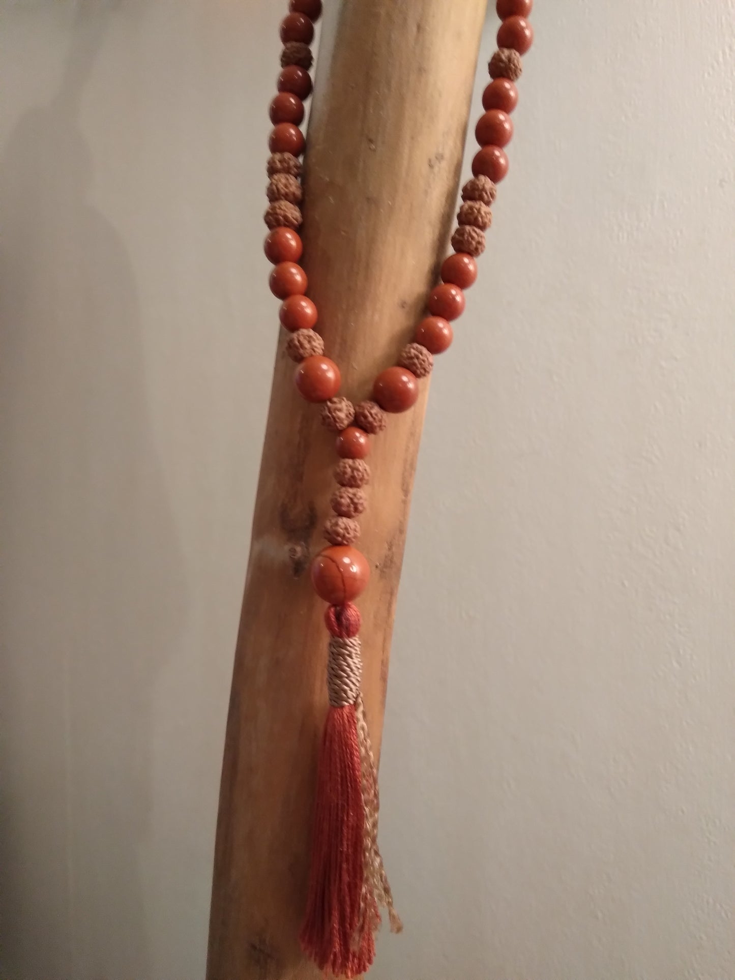 Mala en jaspe rouge et graines de rudraksha "Ancrage"