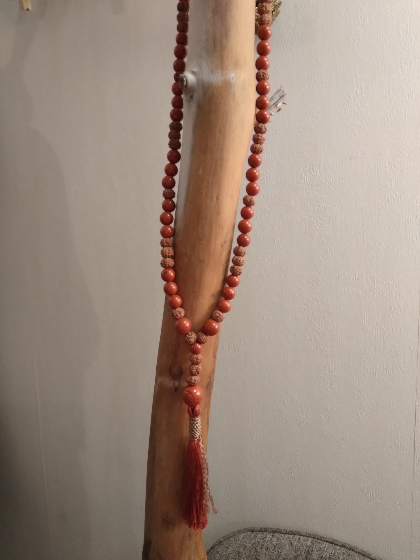 Mala en jaspe rouge et graines de rudraksha "Ancrage"