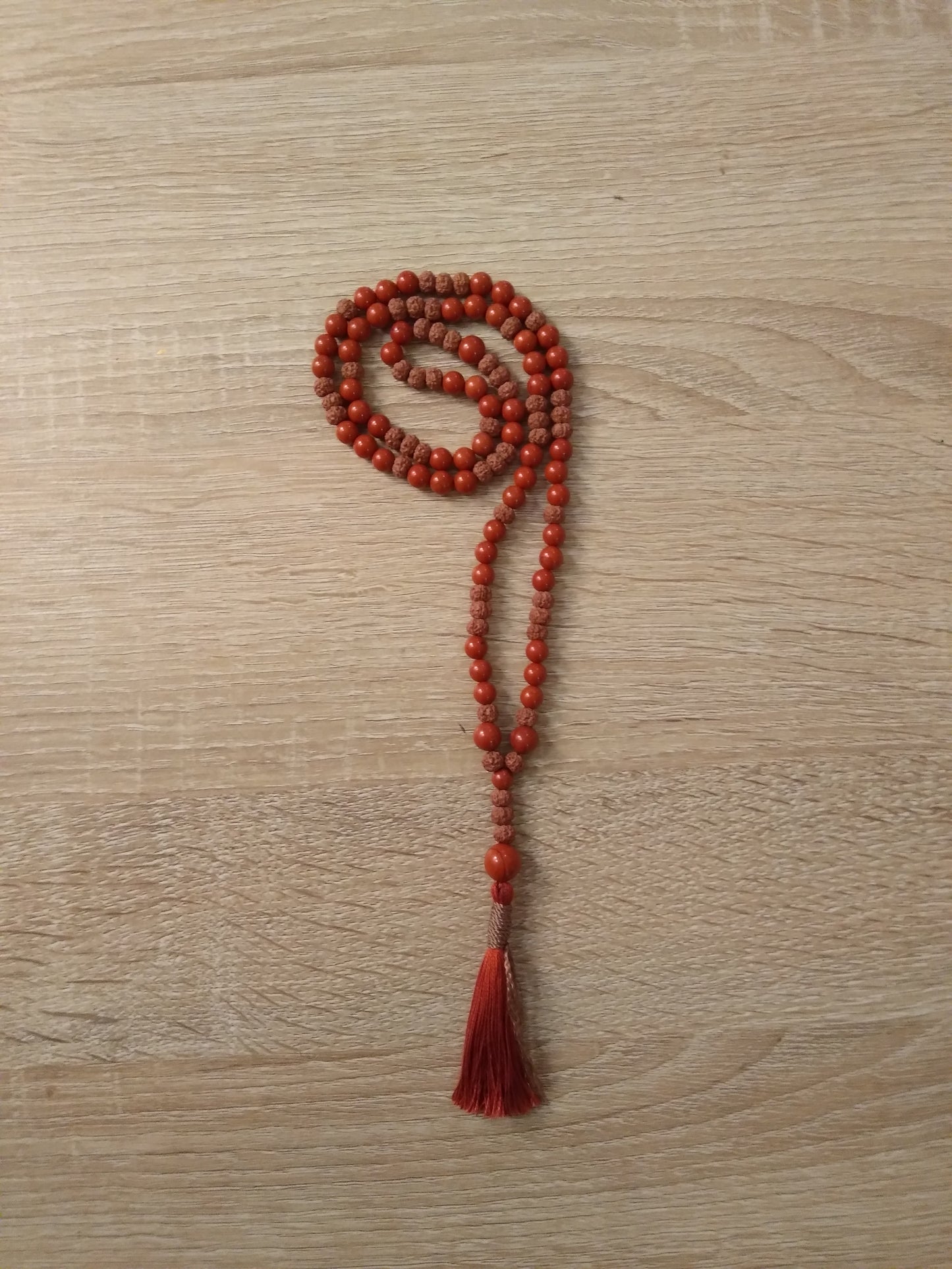 Mala en jaspe rouge et graines de rudraksha "Ancrage"