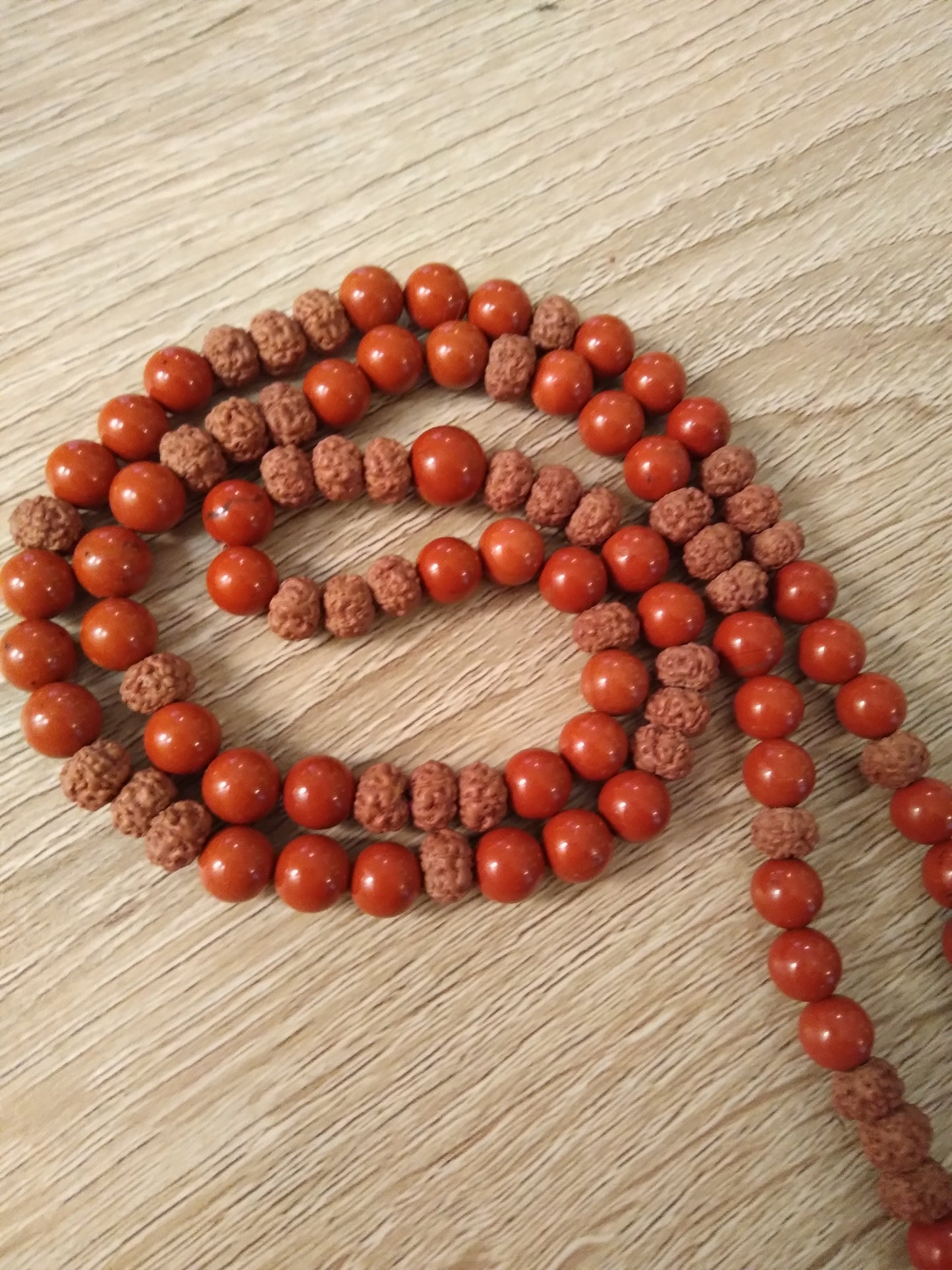 Mala en jaspe rouge et graines de rudraksha "Ancrage"