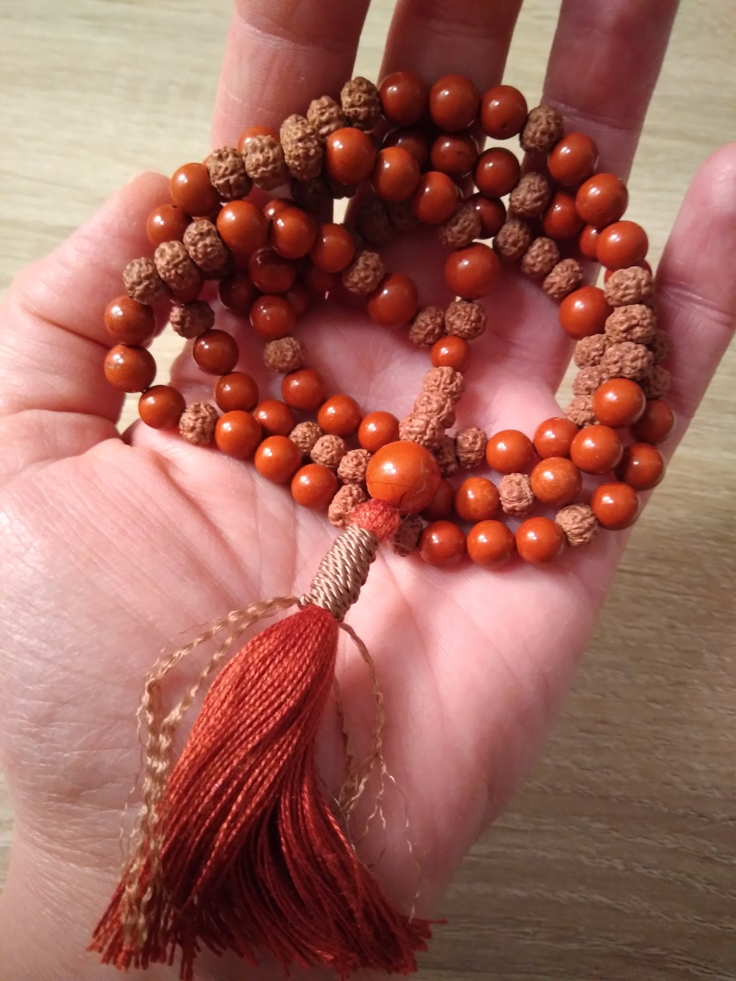 Mala en jaspe rouge et graines de rudraksha "Ancrage"