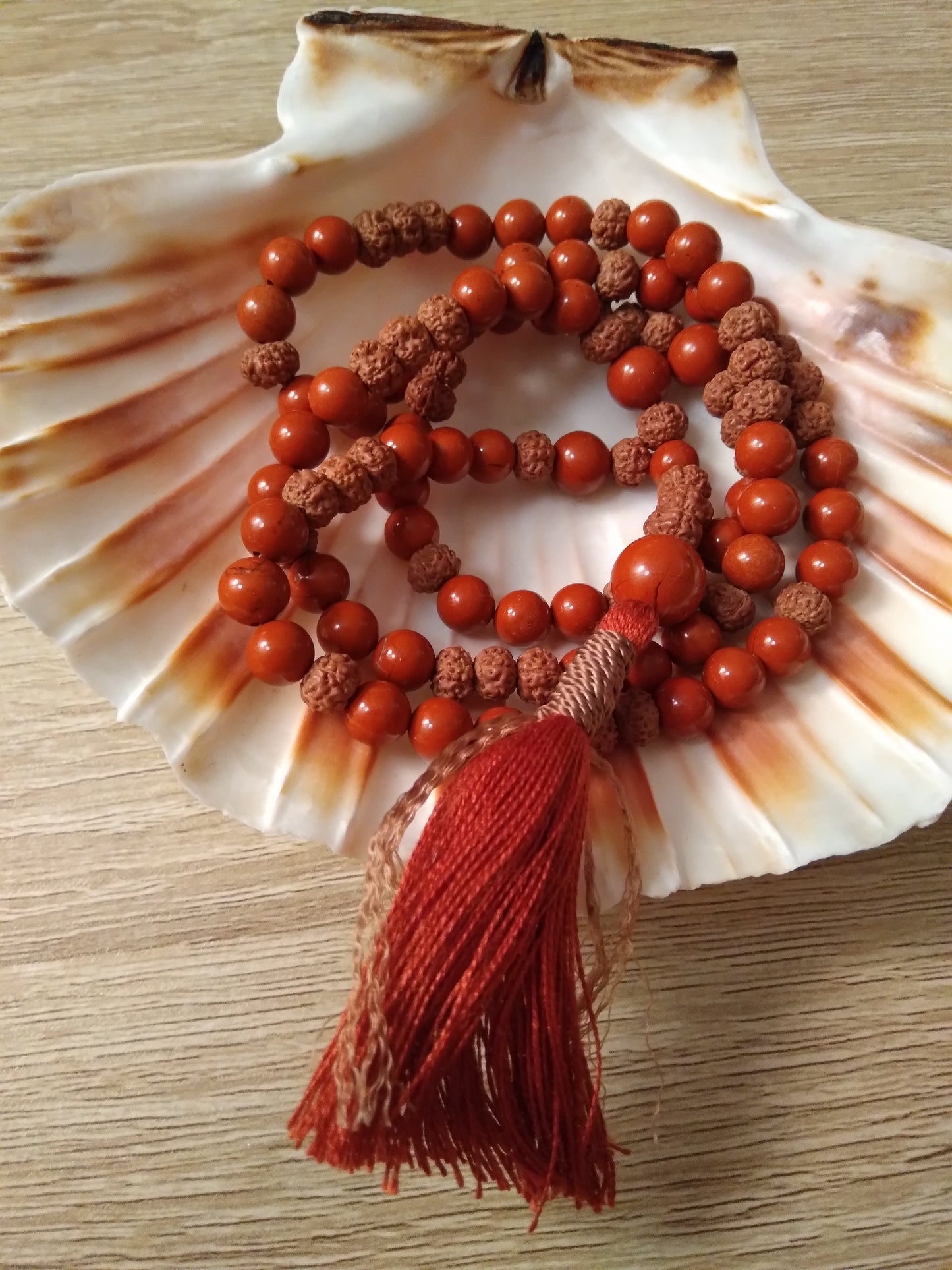 Mala en jaspe rouge et graines de rudraksha "Ancrage"