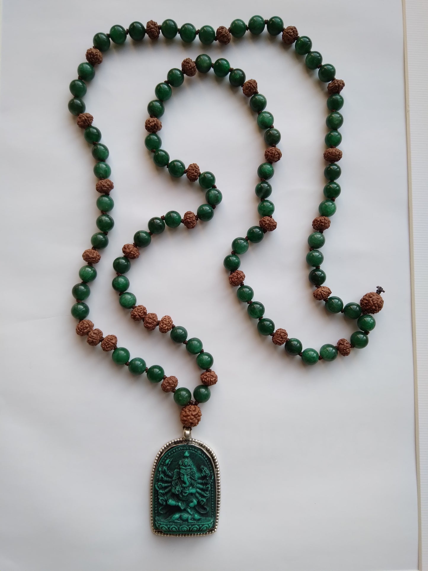 Mala en muscovite, graines de rudraksha, pendentif Ganesh "Introspection"