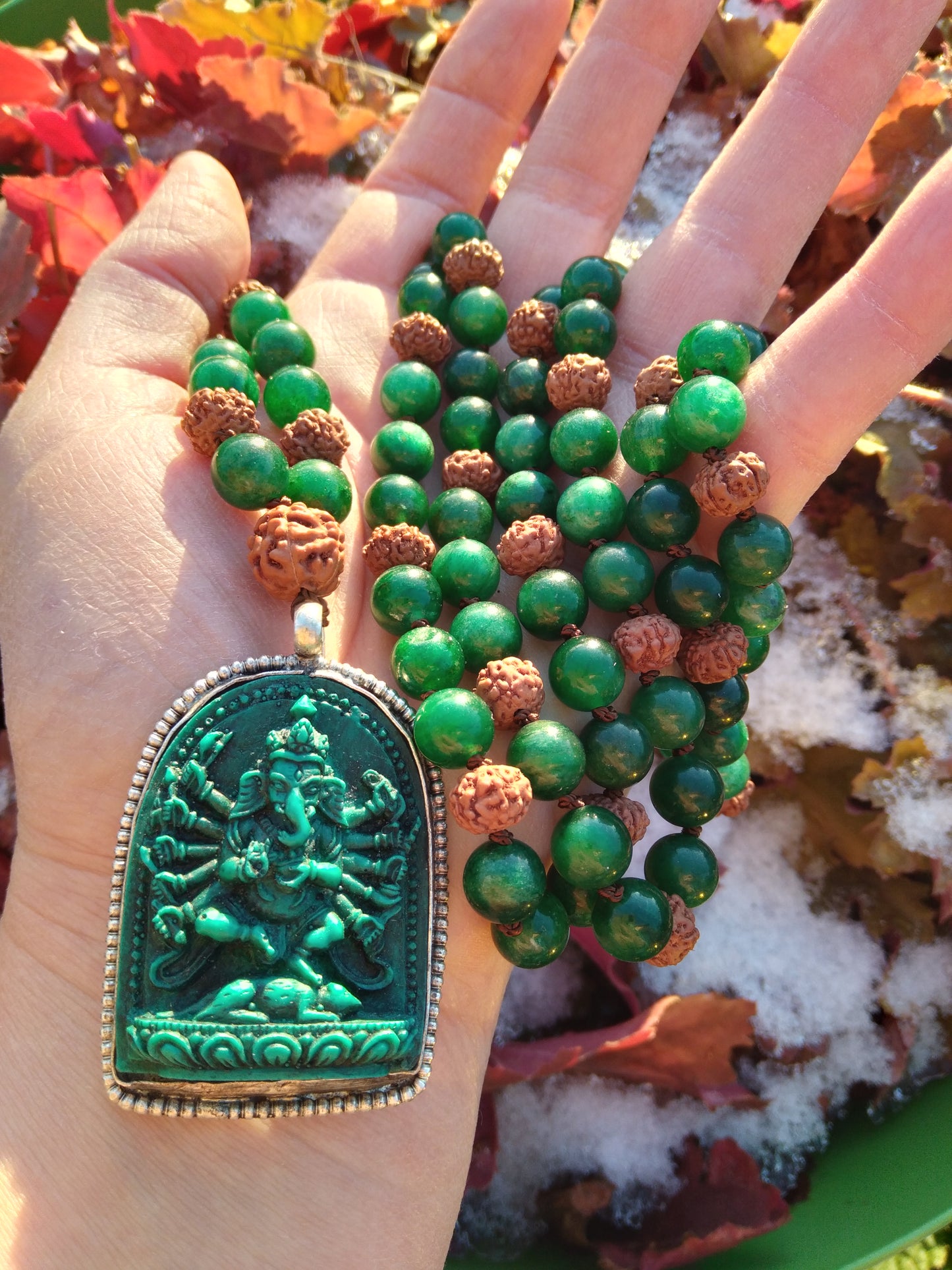 Mala en muscovite, graines de rudraksha, pendentif Ganesh "Introspection"