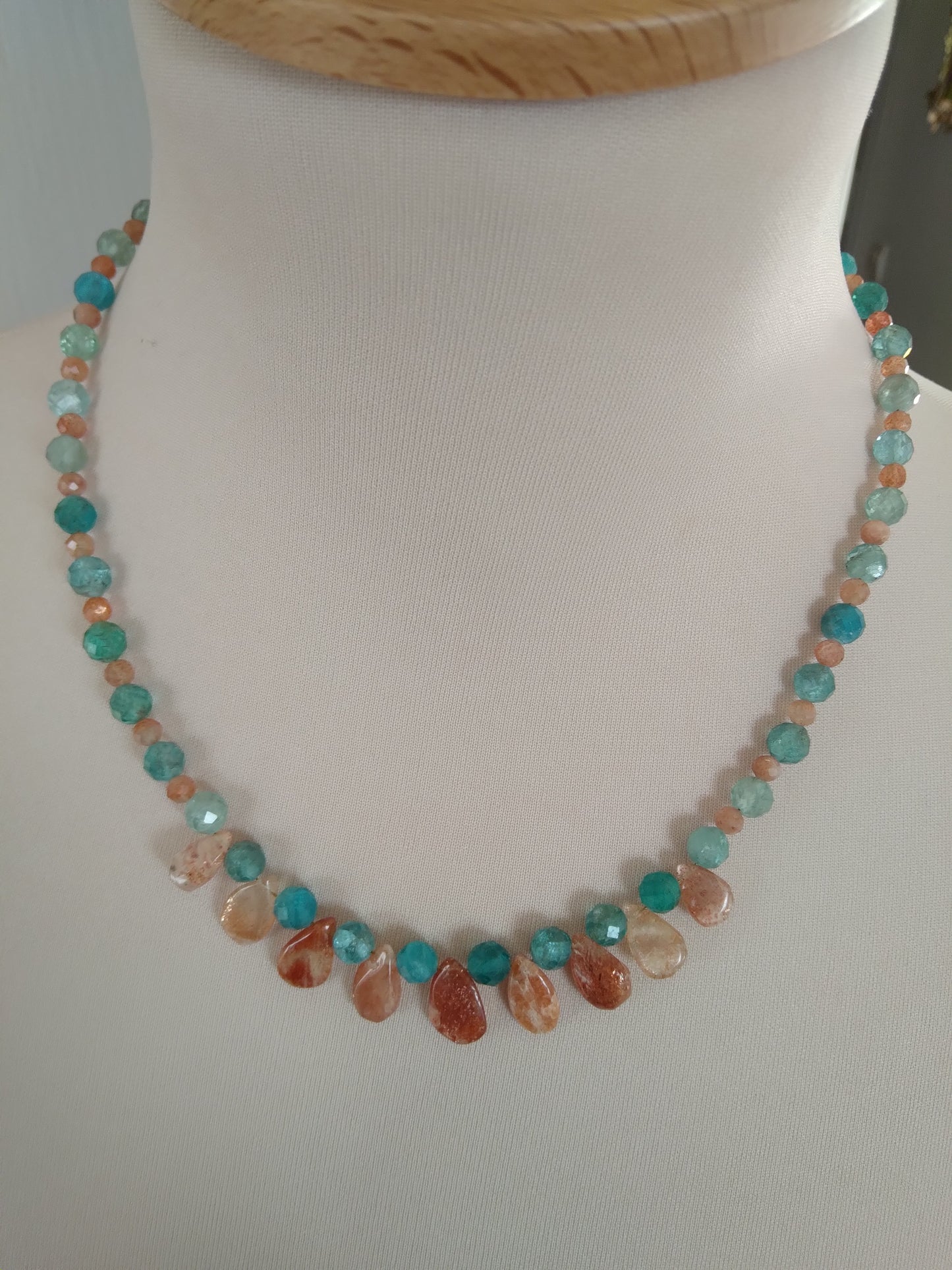 Collier en apatite bleue et pierre de soleil "Réconfort"