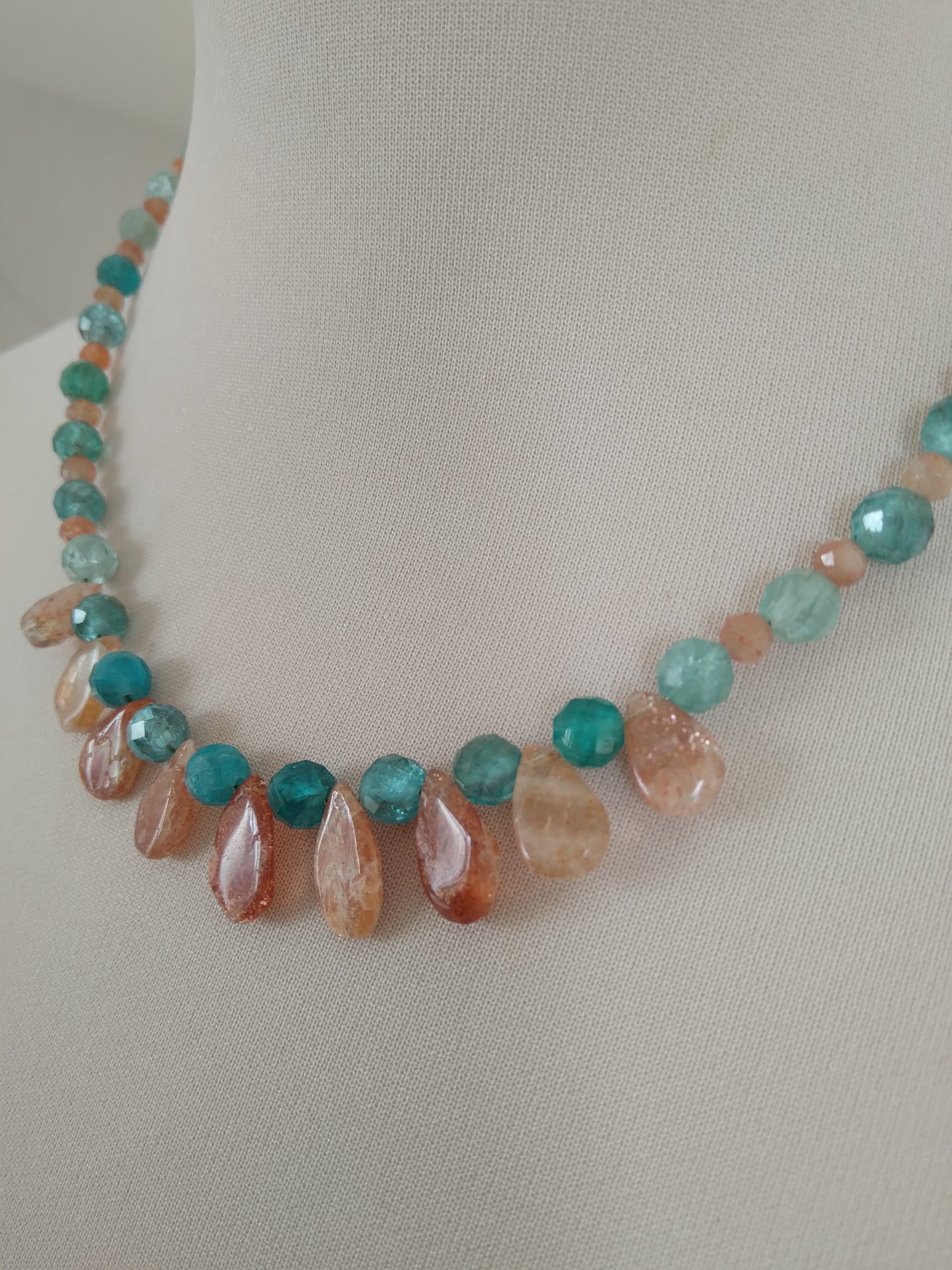 Collier en apatite bleue et pierre de soleil "Réconfort"